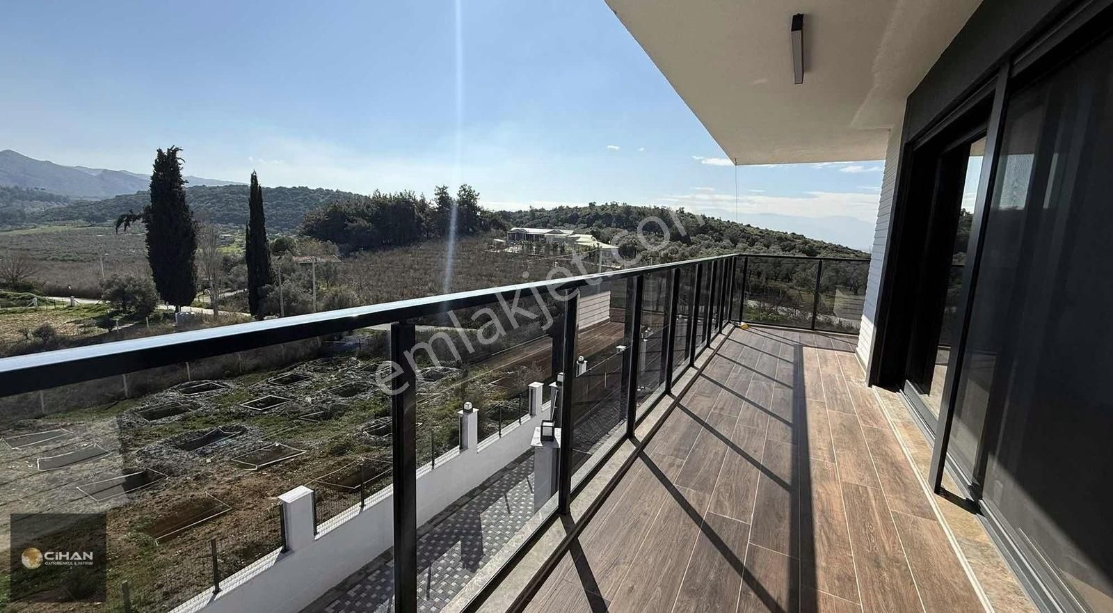 Kuşadası Merkezde 1 Dönüm Arsa İçerisinde Emsalsiz Özel Mülk - Görsel 23