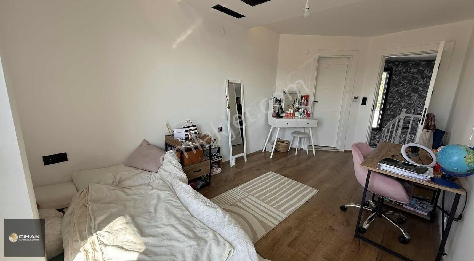 Kuşadası Merkezde 1 Dönüm Arsa İçerisinde Emsalsiz Özel Mülk - Görsel 11