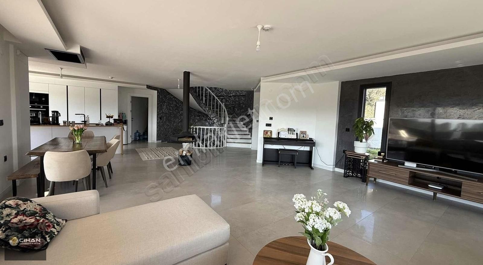 Kuşadası Merkezde 1 Dönüm Arsa İçerisinde Emsalsiz Özel Mülk - Görsel 3