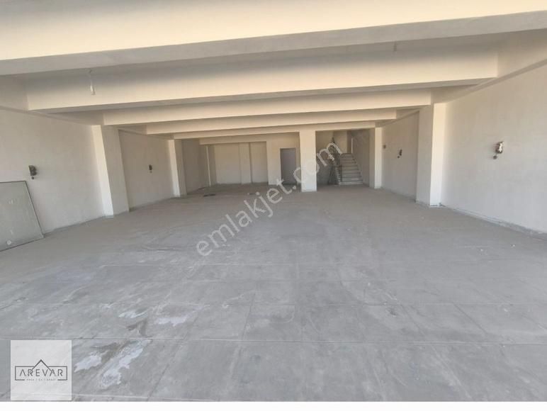 Coşkun İbili'den 3 Katlı 450m Kiralık Dükkan