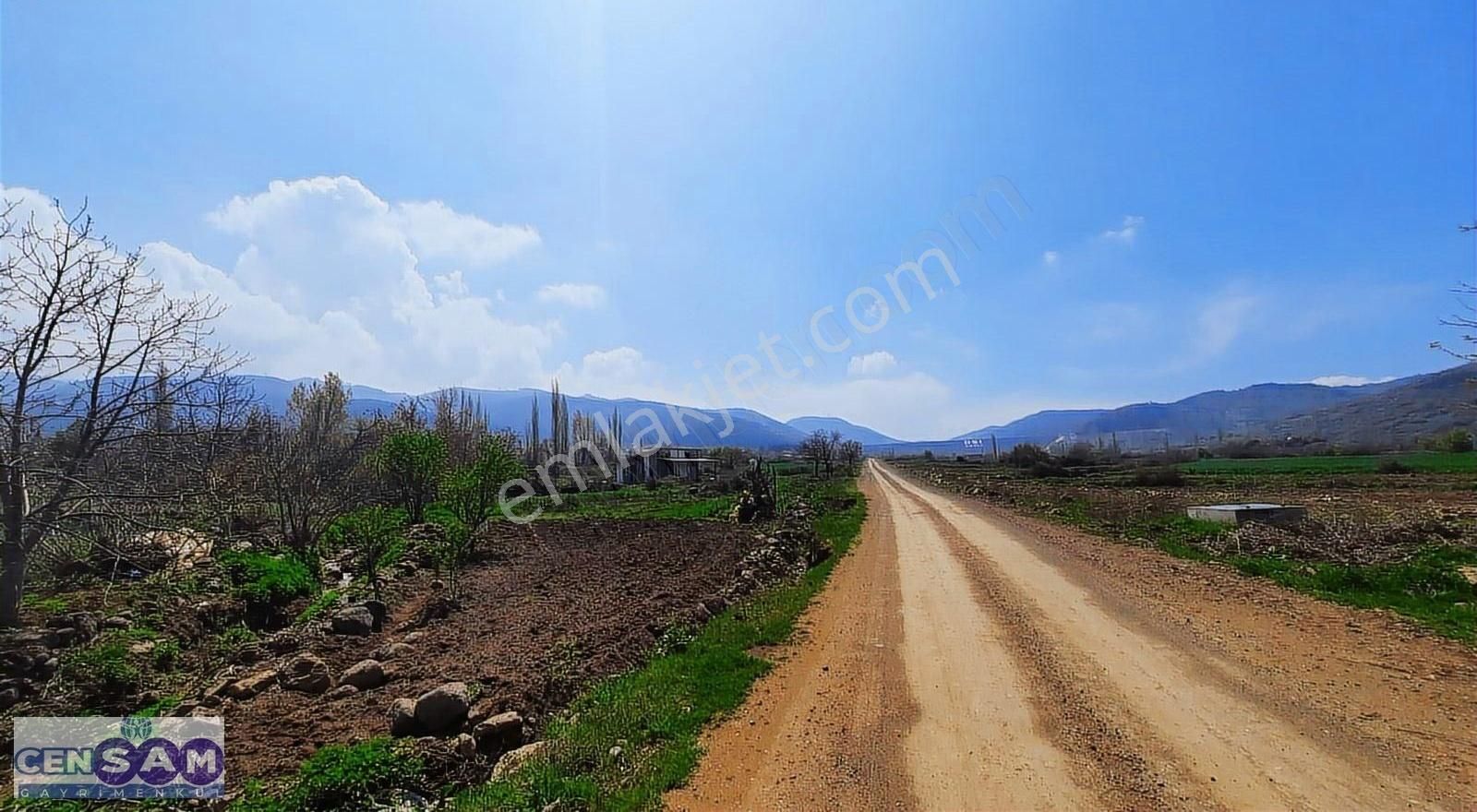 Manisa Demirci 'de 105 M2 Köy Dibinde Proje Bölgesinde Düz Arazi