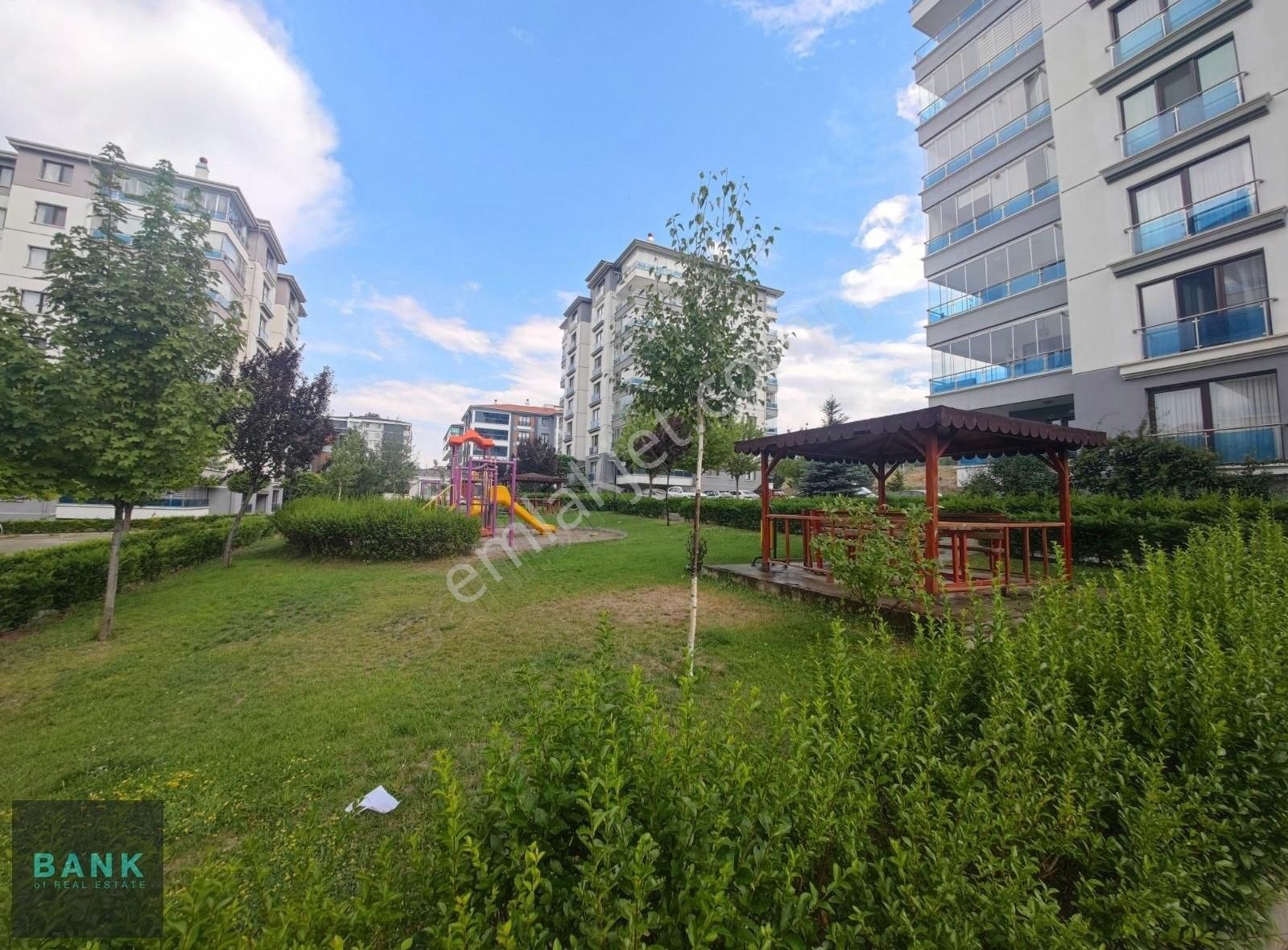 Bahçelievler Mah Latife Hanım Sitesi Ara Katta Satılık 4+1 Daire