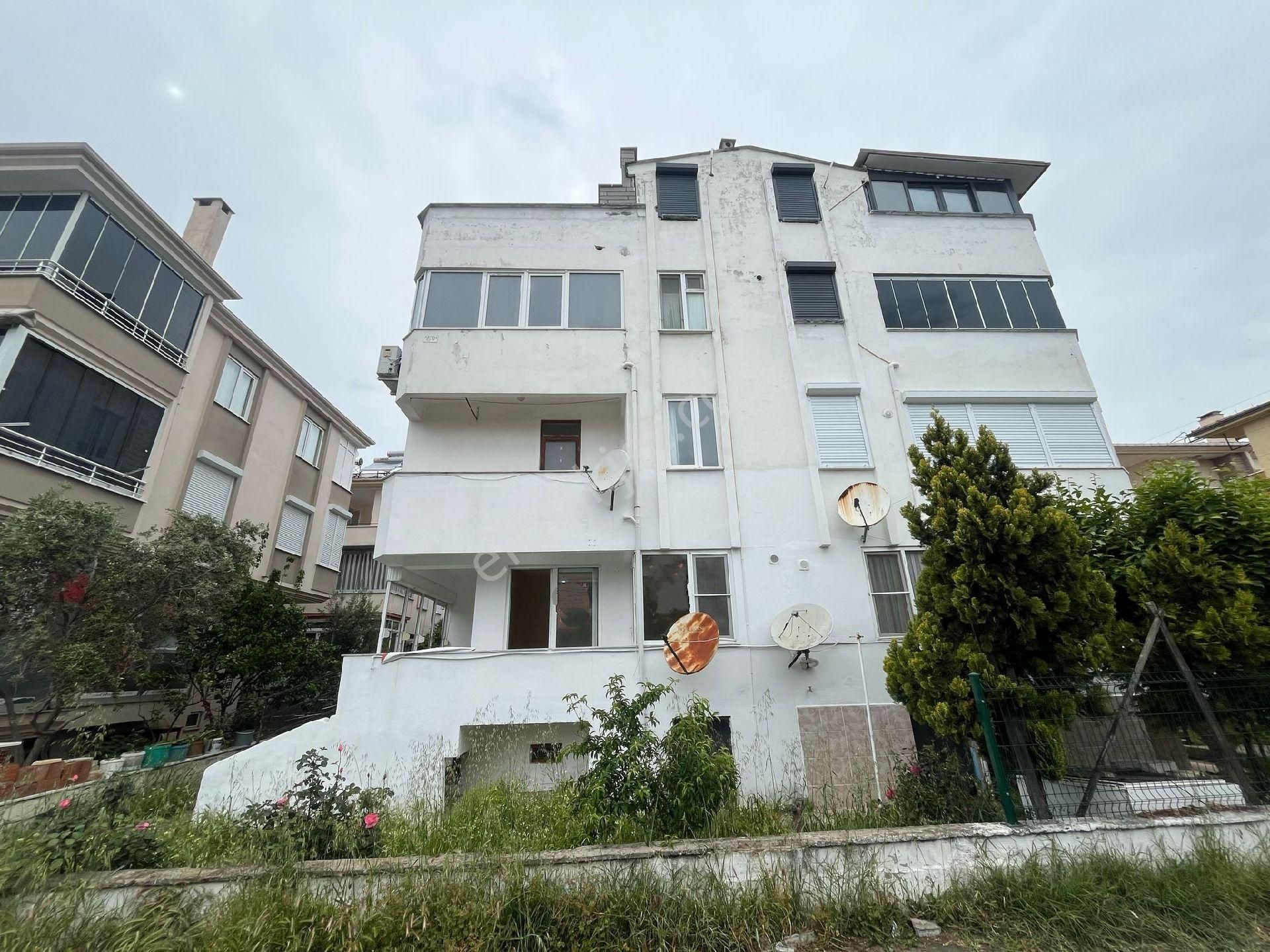 Altınoluk Denize Yakın Bahçeli Merkezi Konumda Yüksek Giriş 2+1 Altta Kömürlüğü Olan Satılık Daire
