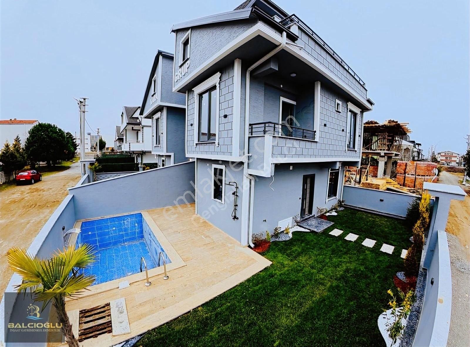 Balcıoğlundan Satılık Genş Bahçeli Havuzlu Lüx Köşe Trblex Villa