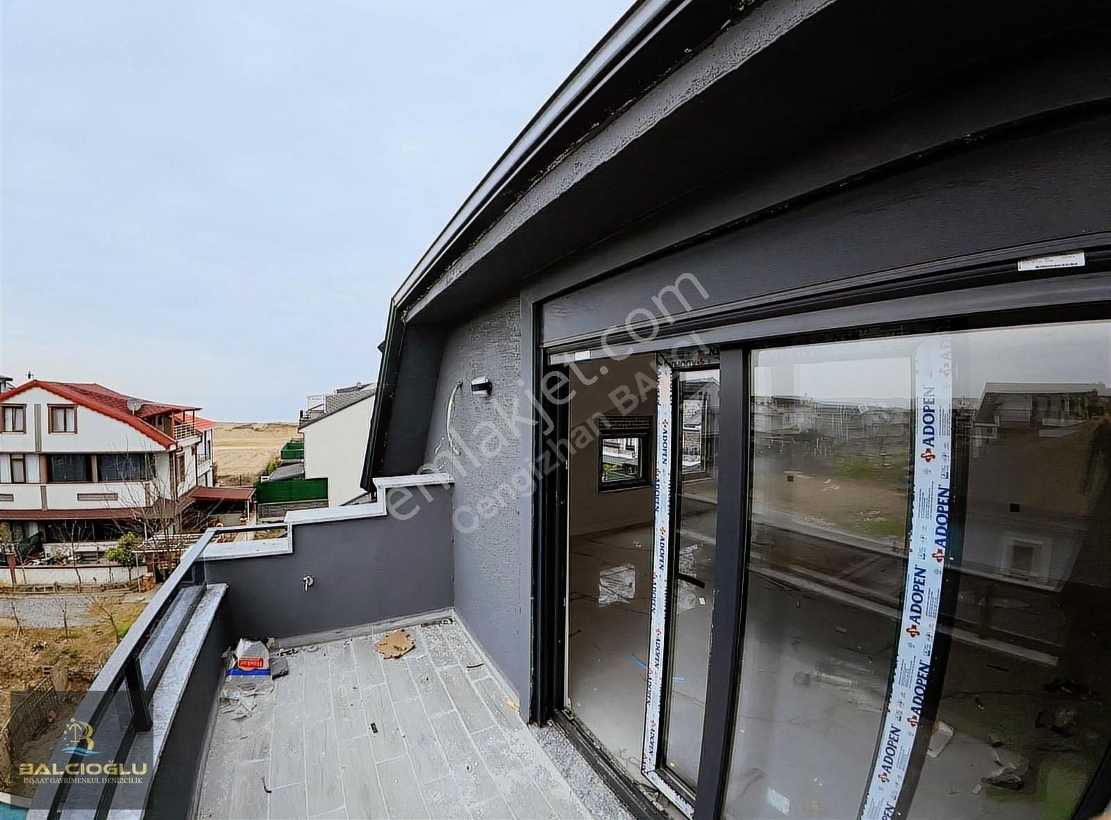 Balcıoğlundan Satılık Denize Yakn Havuzlu Bahçeli Panjurlu Villa