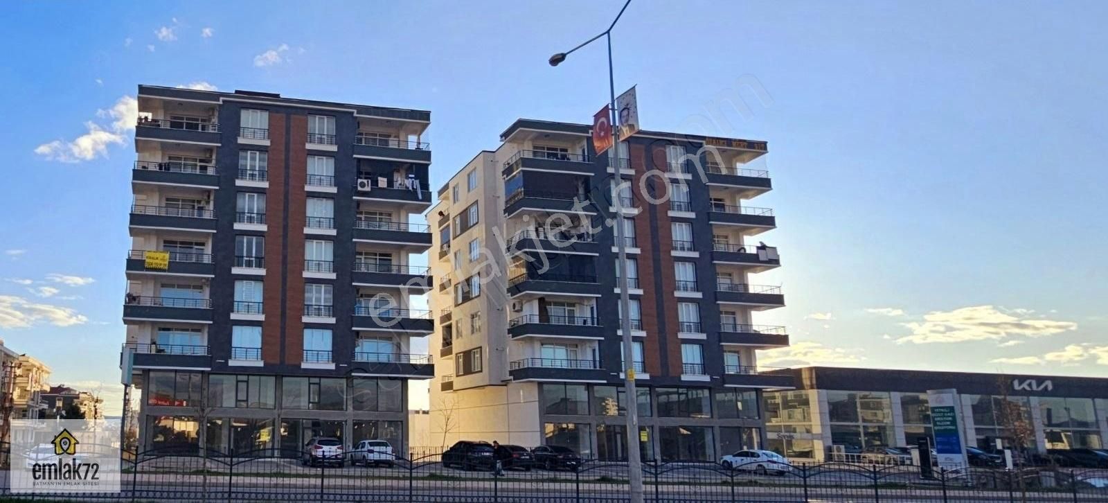 Emlak72'den Ana Cadde Üstü Satılık 3+1 Daire-site-otopark
