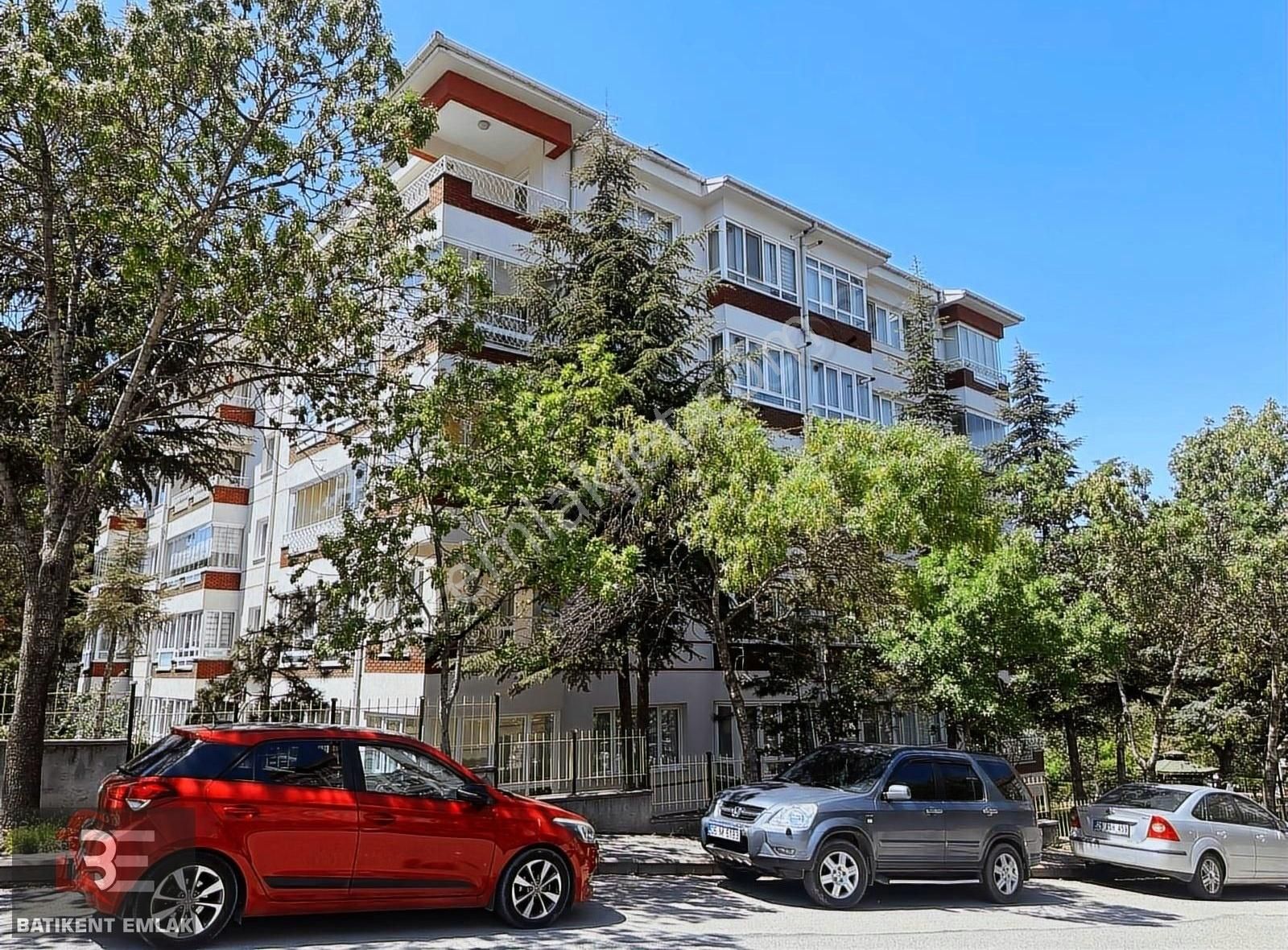 Batıkent Emlak'tan Merkezi Yer Arakat Ferah 3+1 Bakımlı Daire