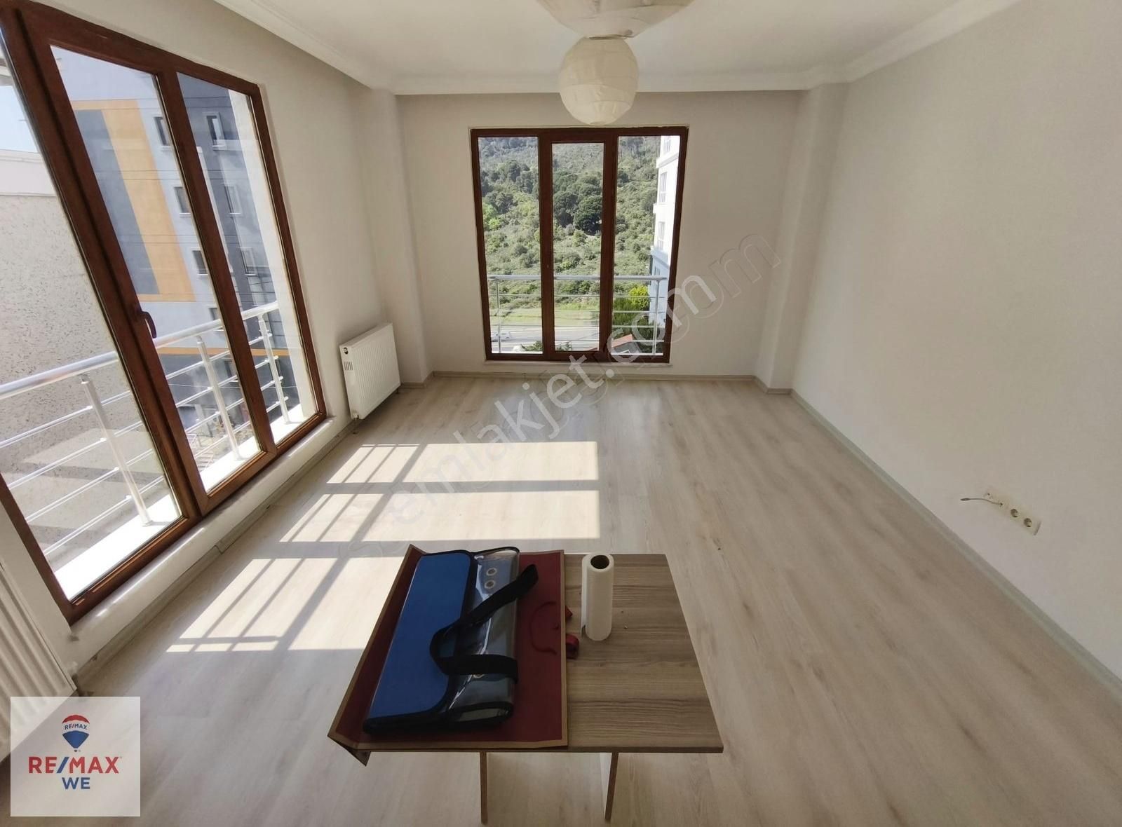 Zümrütevler Mahallesi Ara Kat Oturuma Hazır Kiralık Daire
