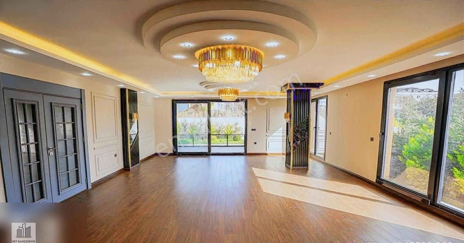 Beylükdüzü'nde 6+3 Sıfır Özel Bahçeli Ve Havuzlu Satılık Villa