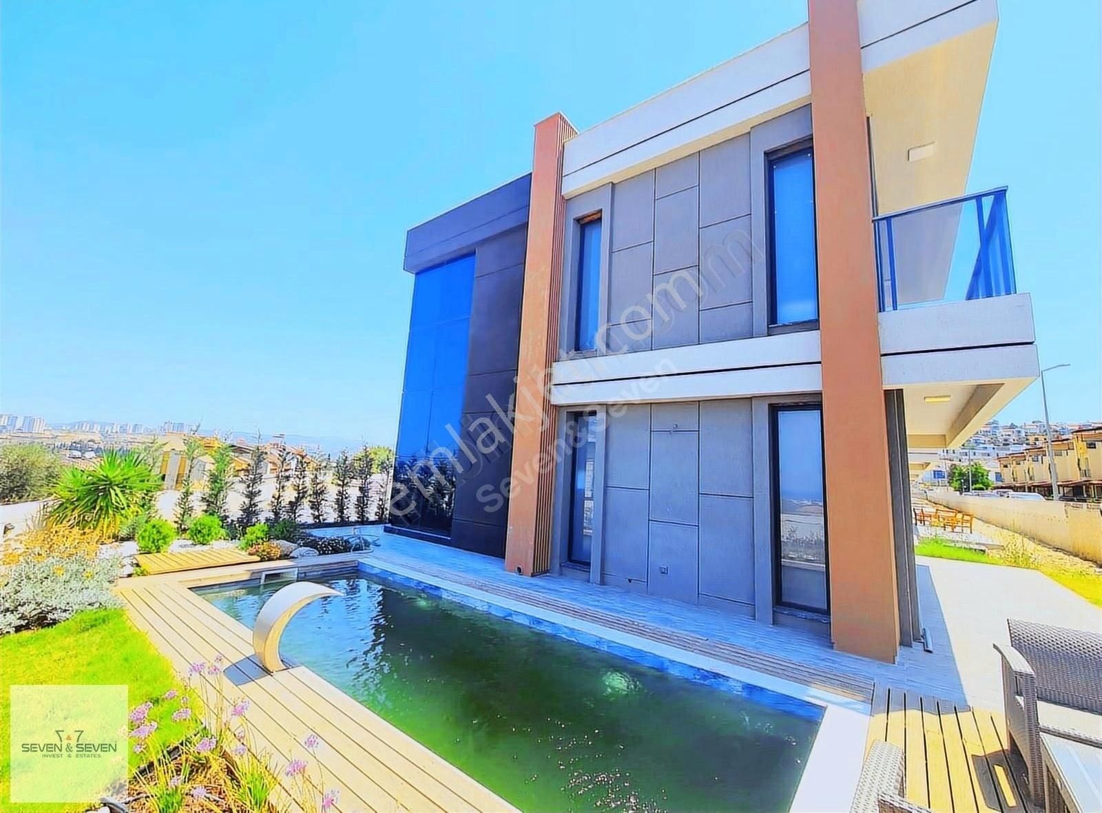 Kuşadası'nda Deniz Manzaralı Müstakil Satılık 4+1 Villa