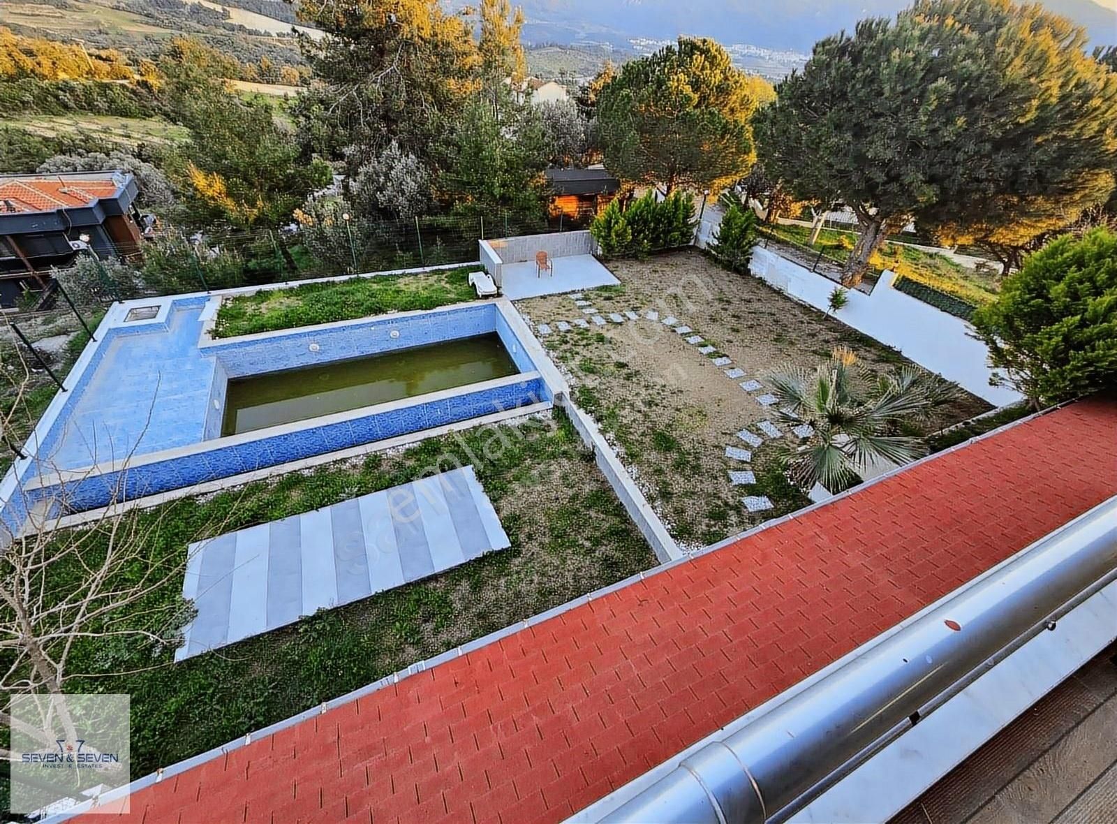 Kuşadası'nda Bir Dönüm İçinde Satılık Müstakil 4+1 Villa