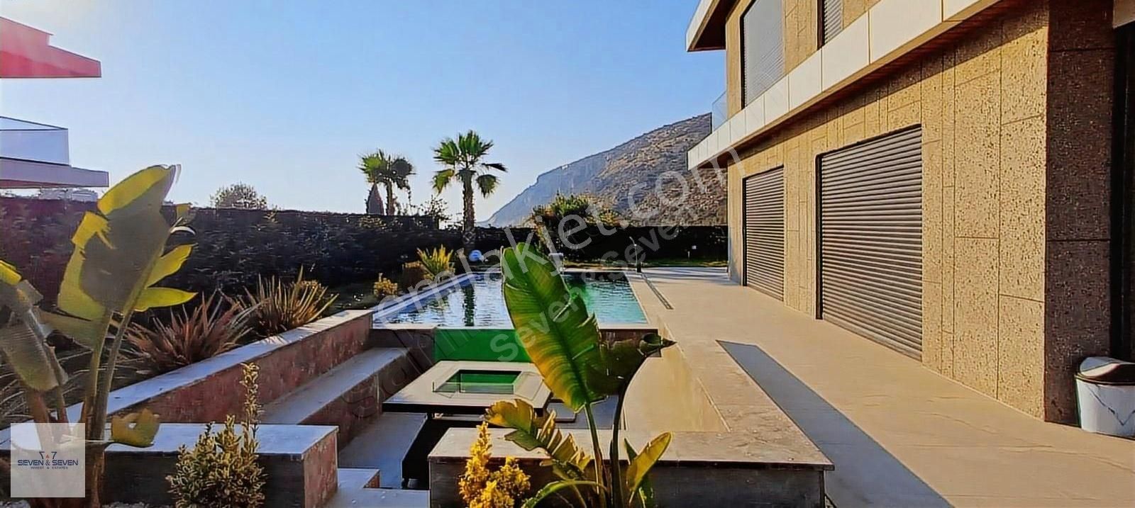 Kuşadası'nda Merkezde Özel Havuzlu Müstakil Satılık 4 +1 Villa