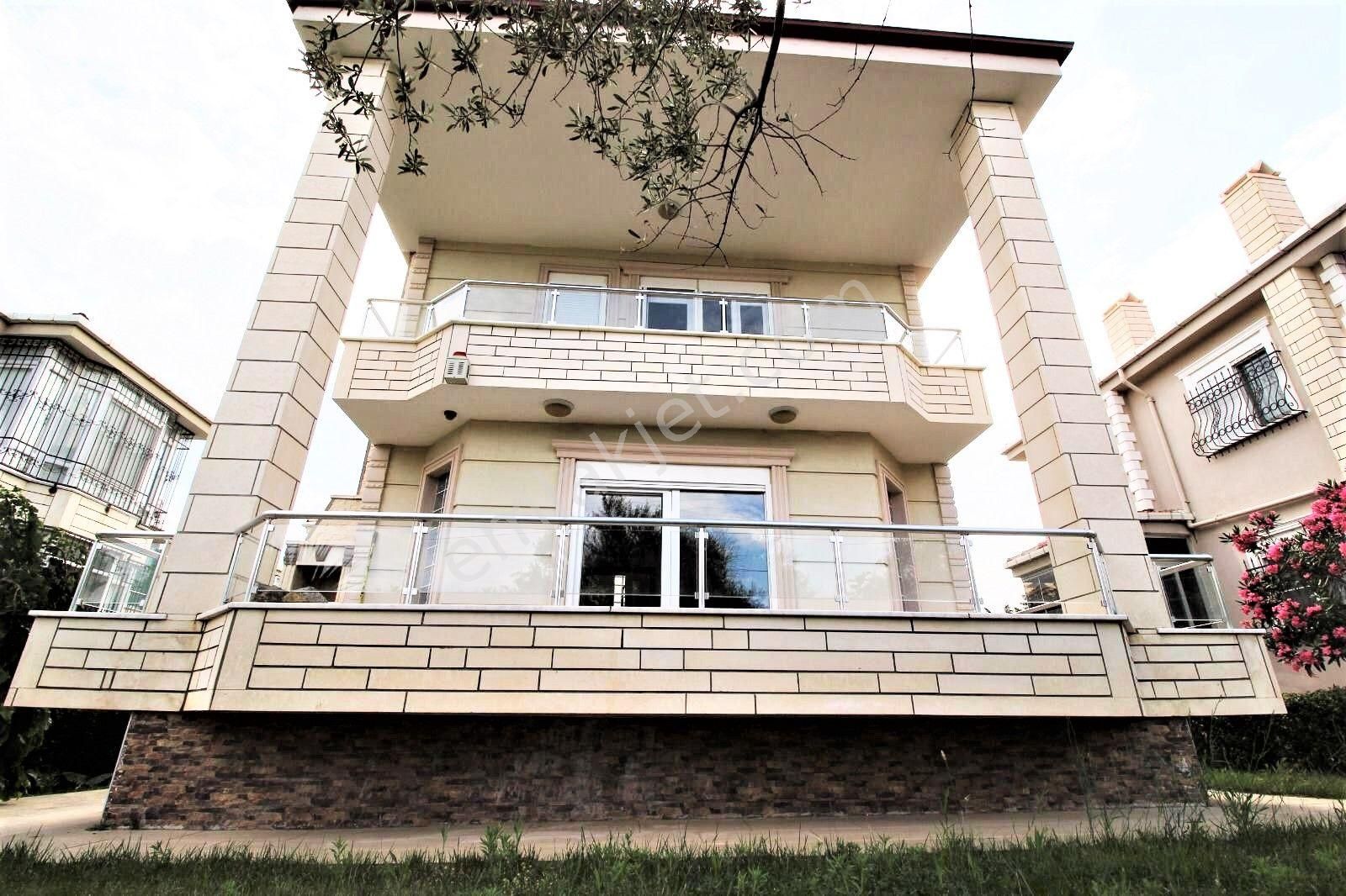 Aygül'den Edremit Güre'de 300 M2 Arsa İçi Açık Mutfak Denize Yakın Bağımsız Satılık Kaçmaz 3+1villa