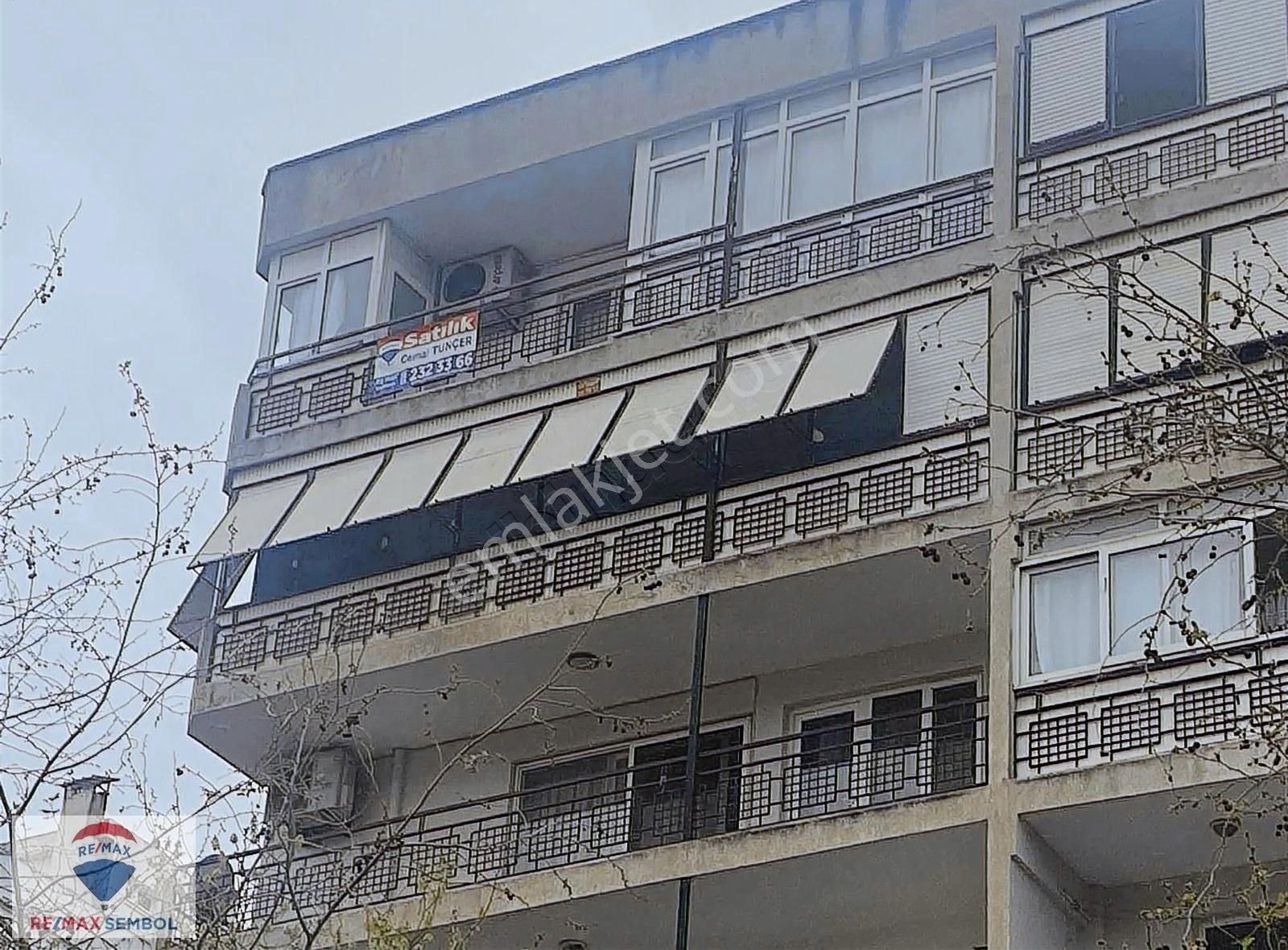 Bornova Gediz Caddesi Üzeri Tadilatlı Geniş Satılık 3+1 Daire