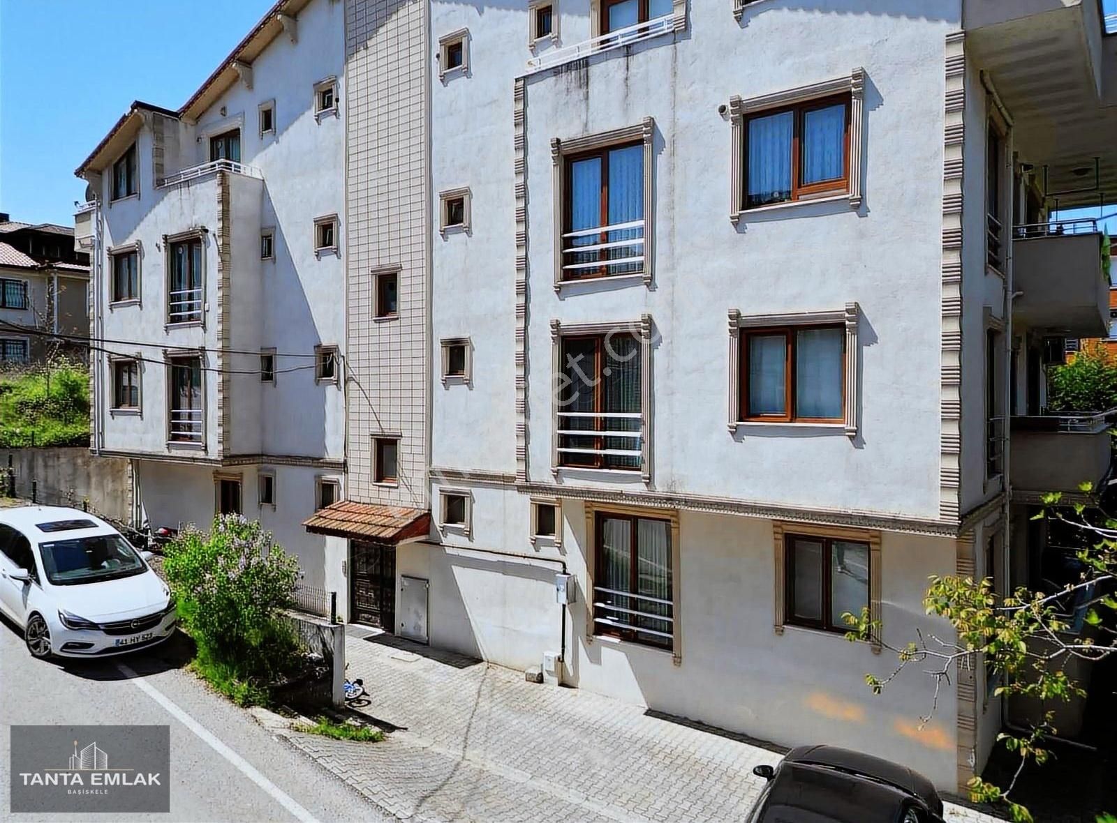 Başiskele Barbaros Mahallesinde Kiralık 3+1 Giriş Kat Daire