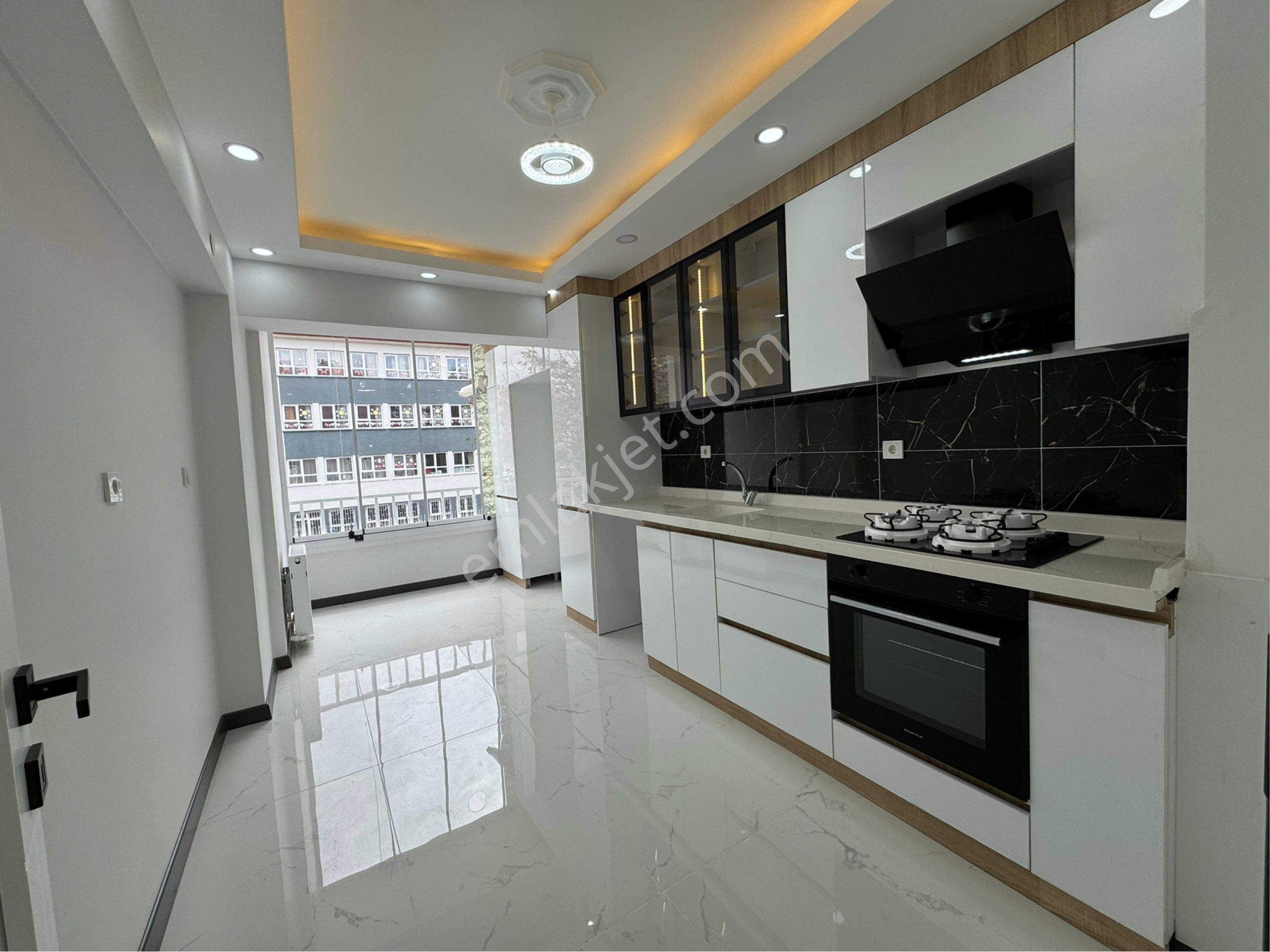 Topçu Mahallesi Harika Konum Katta Full+full Yapılı