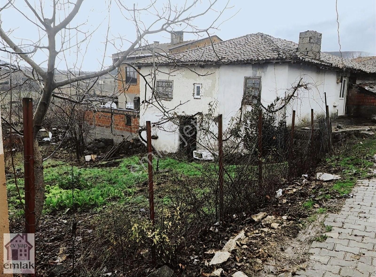 Çanakkale İlyasağaçiftliği Köyünde 465m2 Bahçeli Köy Evi