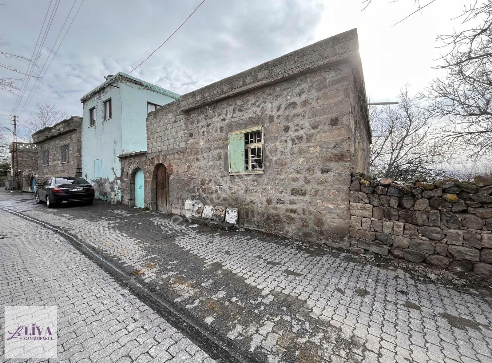 Liva'dan Akçakaya'da 238 M² Bahçeli Müstakil Ev