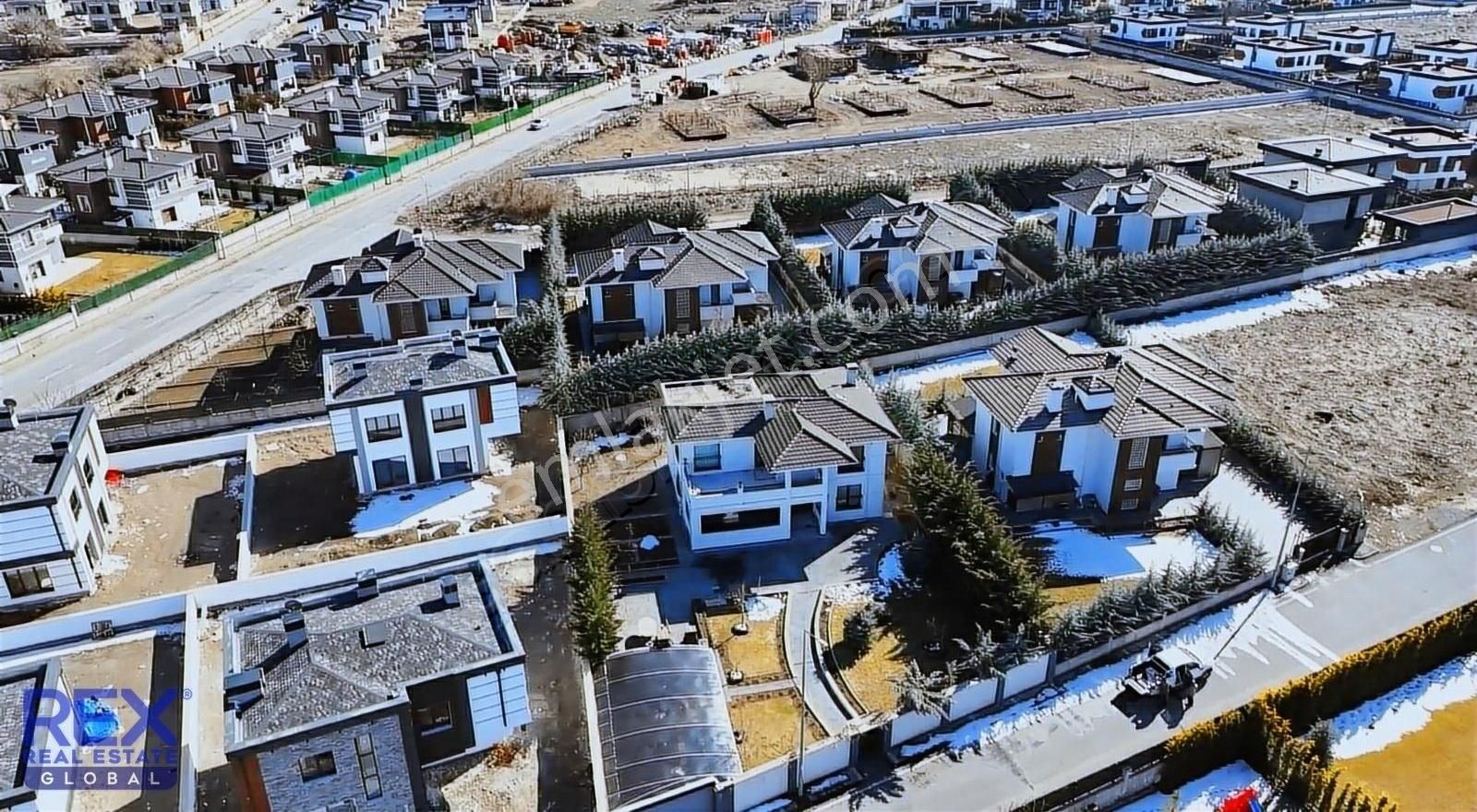Becen Şehir Manzaralı Sıfır Satılık Villa