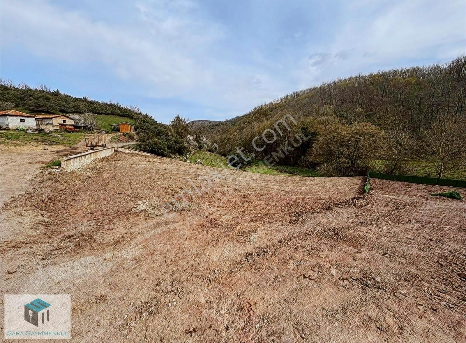 Gebze Yağcılar Cadde Üzeri Etrafı Çevrili 820 M2 Bahçe