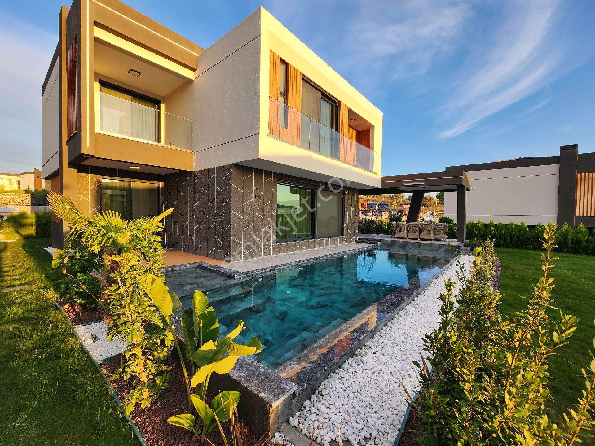Avm Ve Denize Yakın Harika Geniş Villa