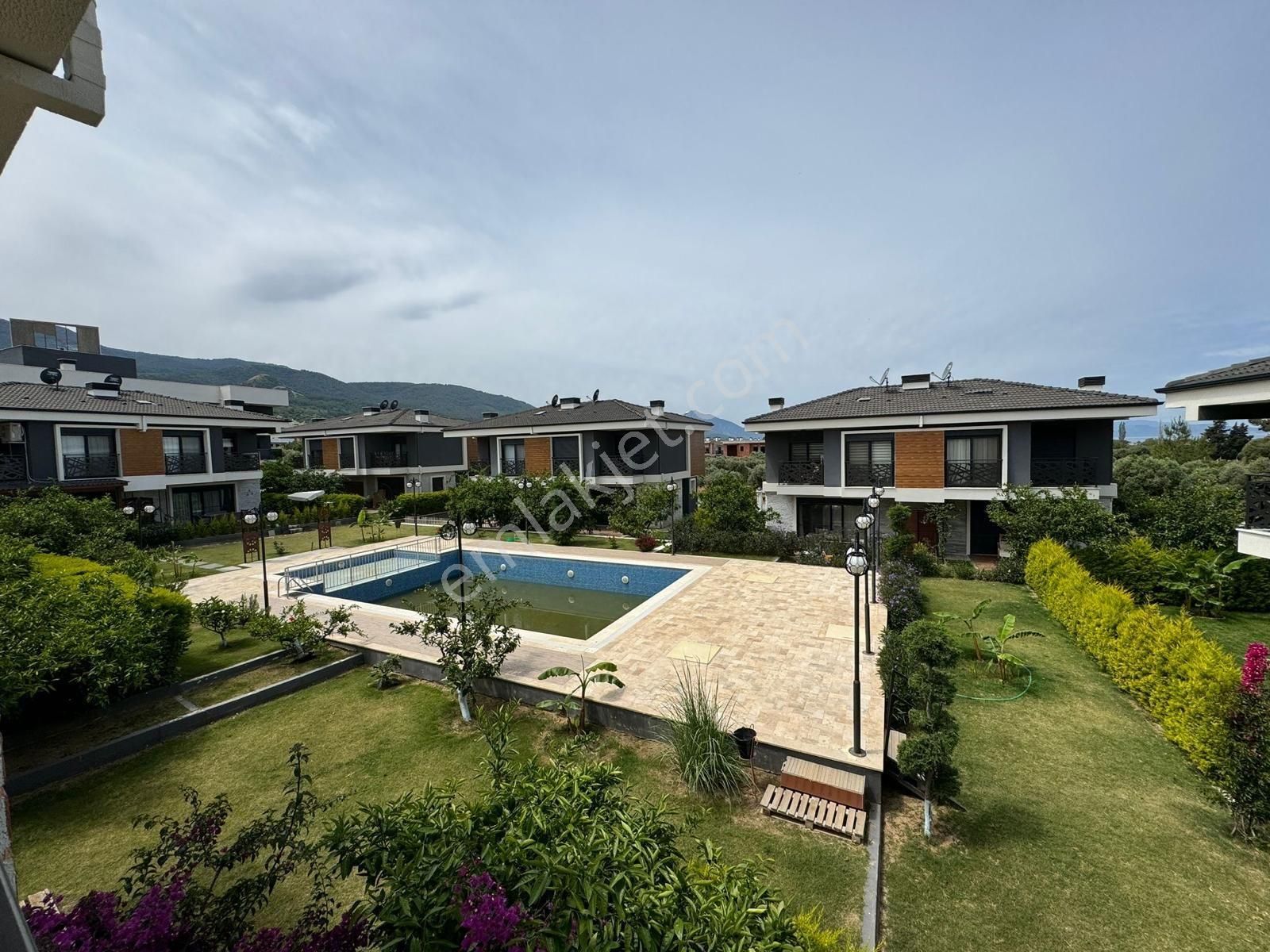 Davutlar Havuzlu Site Ful Eşyalı Satılık Villa