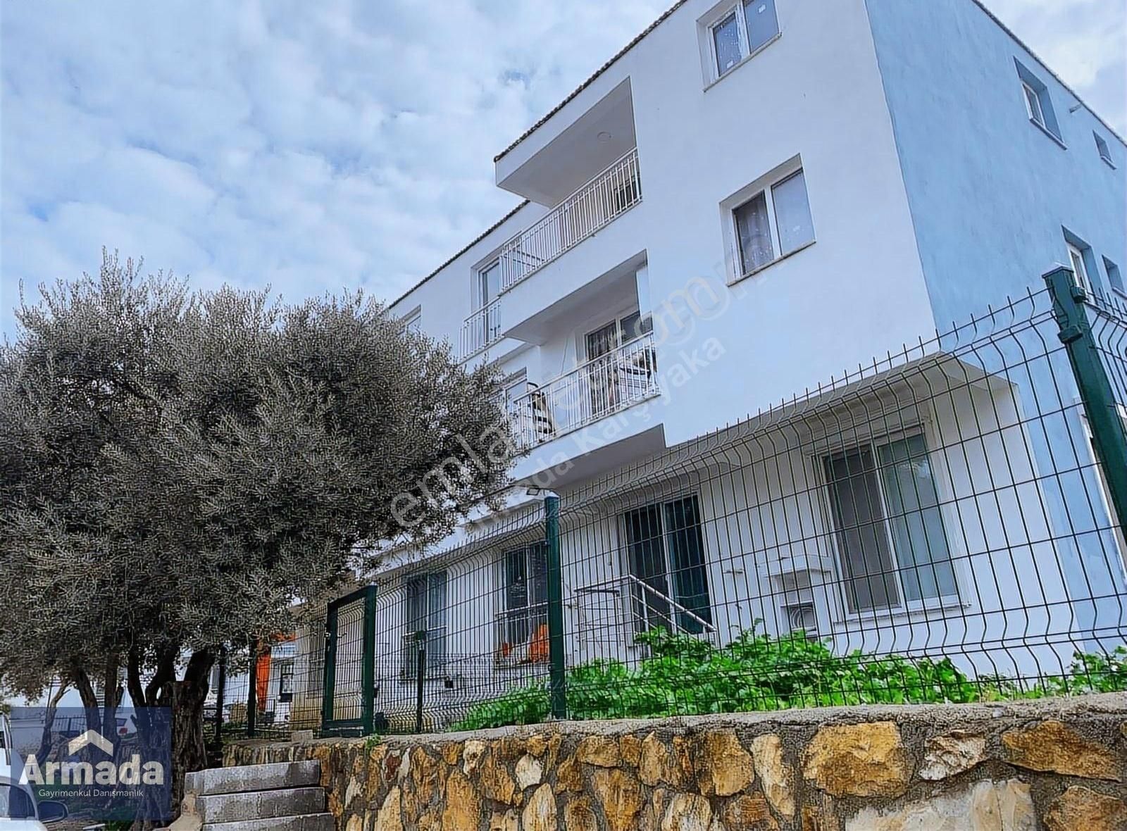 Yenifoça Narezen Evleri Bölgesinde Site İçinde Satılık 2+1 Daire