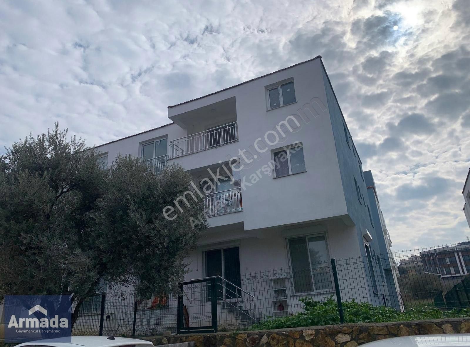 Yenifoça Nazeren Evleri Bölgesinde Site İçinde Satılık 1+1 Daire