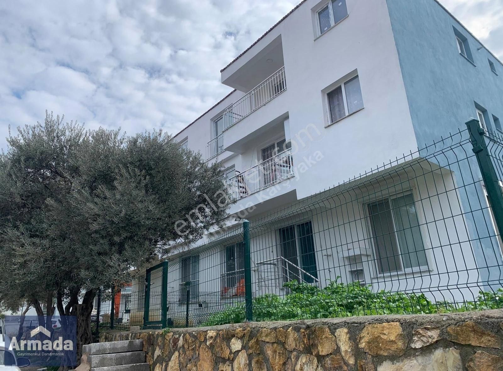 Yenifoça Narezen Evleri Bölgesinde Site İçinde Kiralık 2+1 Daire