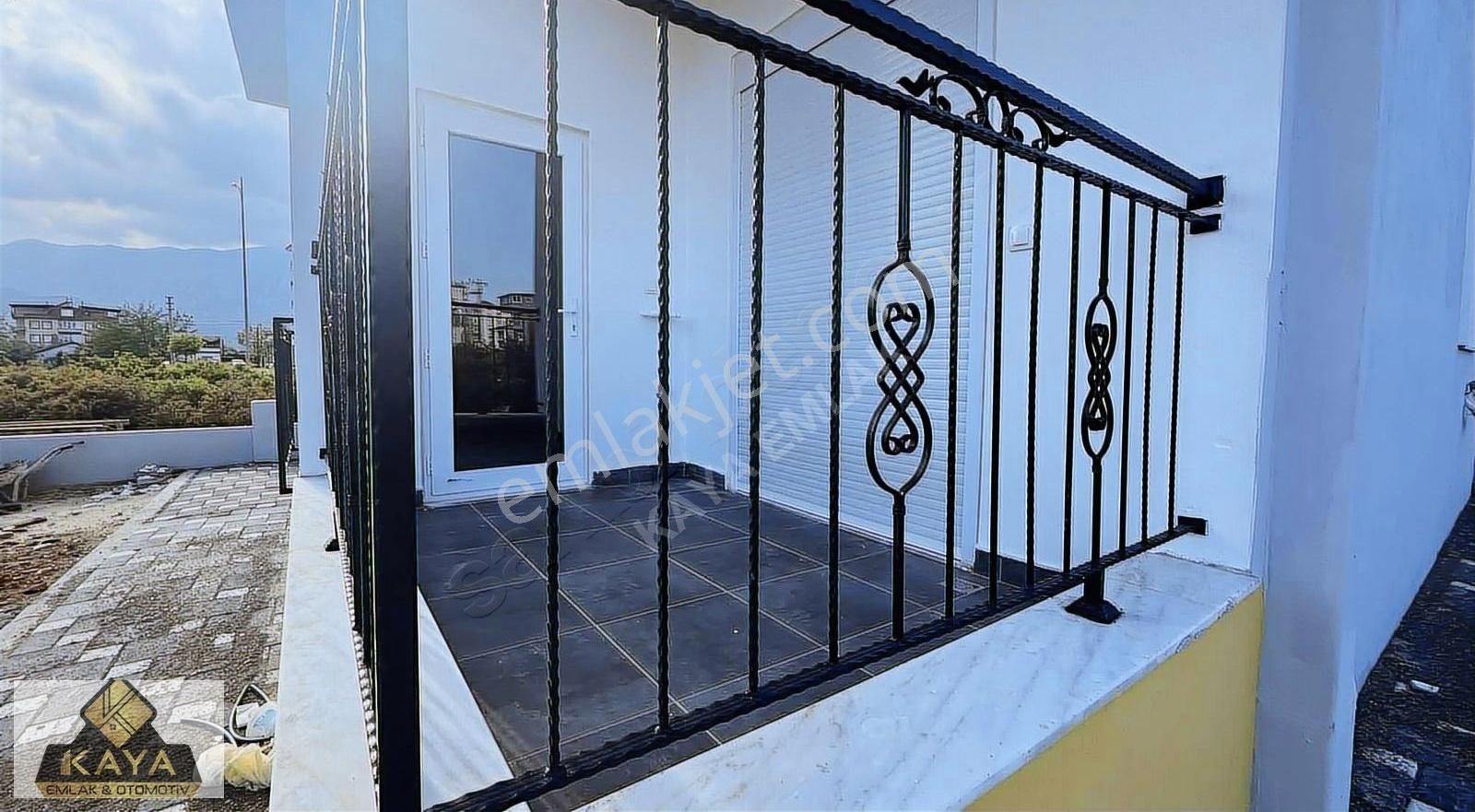 Caddeye İkinci Sıra Ebeveyn Banyolu Ayrı Mutfaklı 2+1