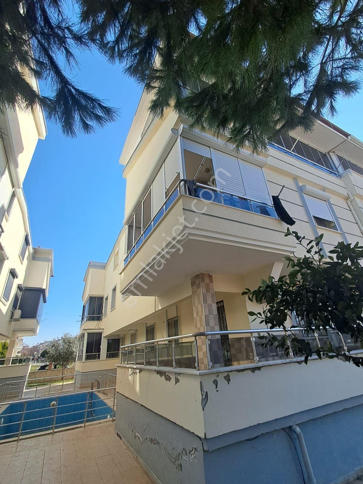 Çamlık Mahallesi'nde Full Eşyalı 65 M2 1 Kat Ön Cephe Havuzlu Sitede 1+1 Satılık Daire