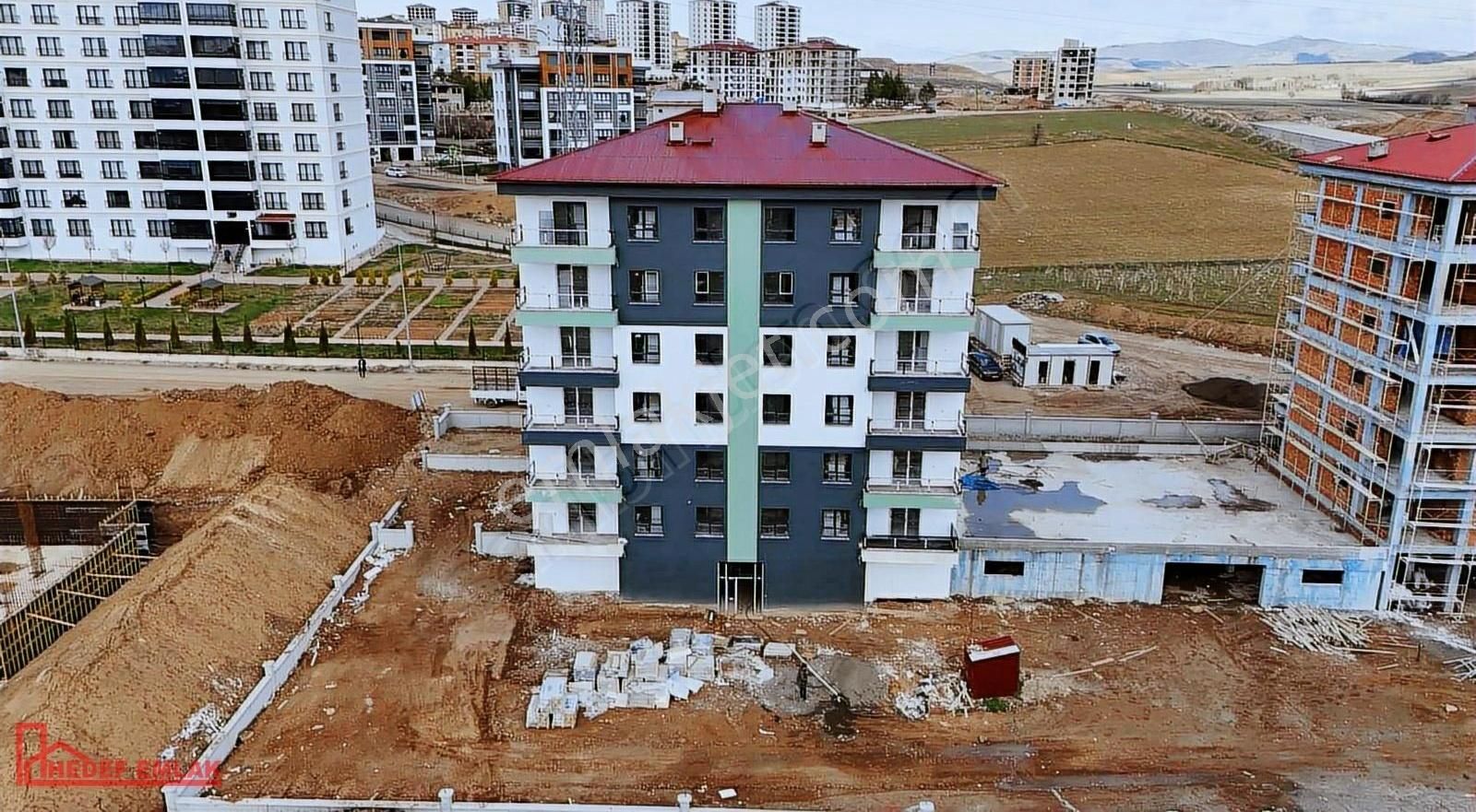 Hedef Emlaktan Kardeşlerde 2+1 Lüx Daire Ayrı Mutfak Site İçinde