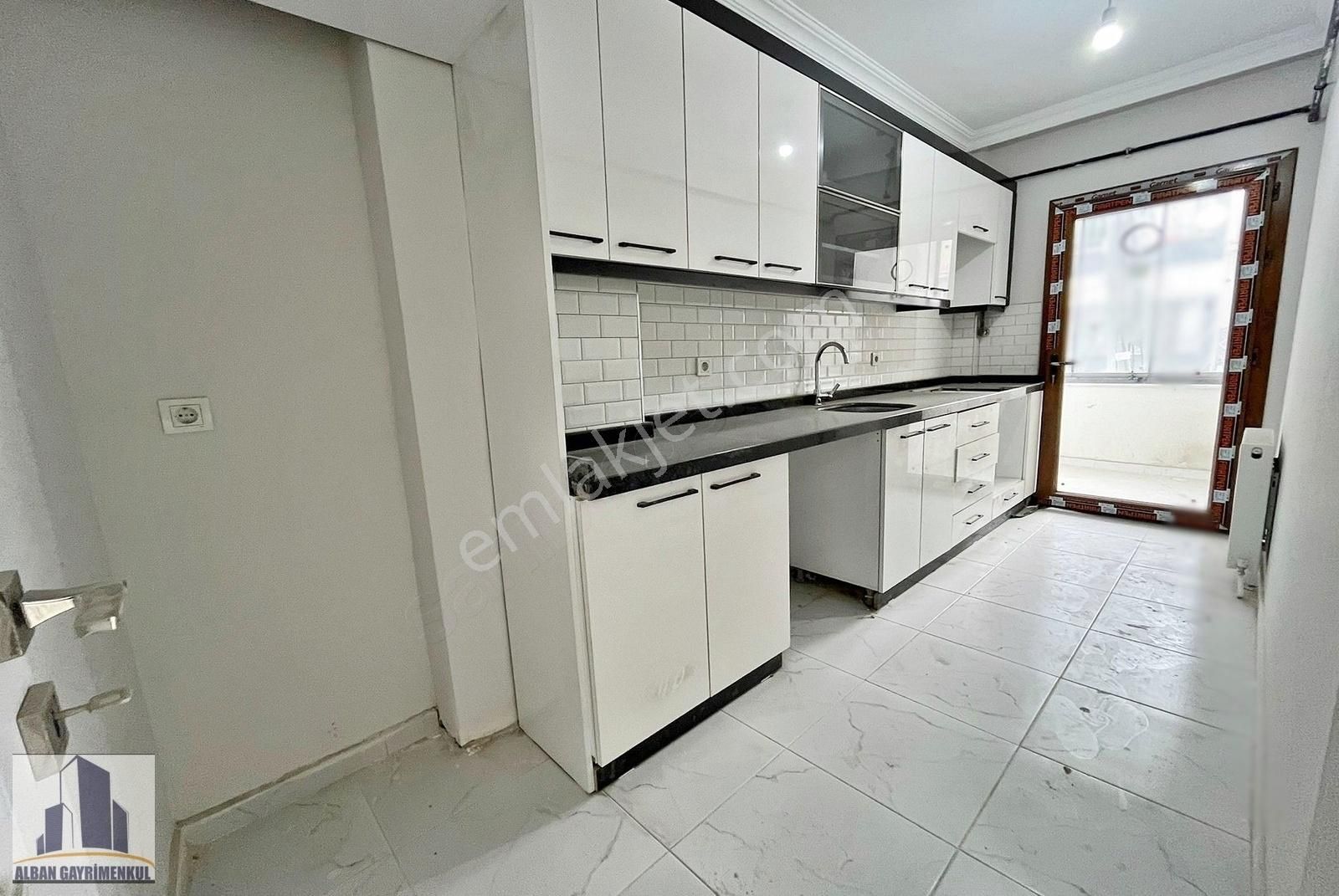 Alban Gyo'dan ''0'' Binada Ön Cephe Kör Odasız 2+1 Satılık Daire