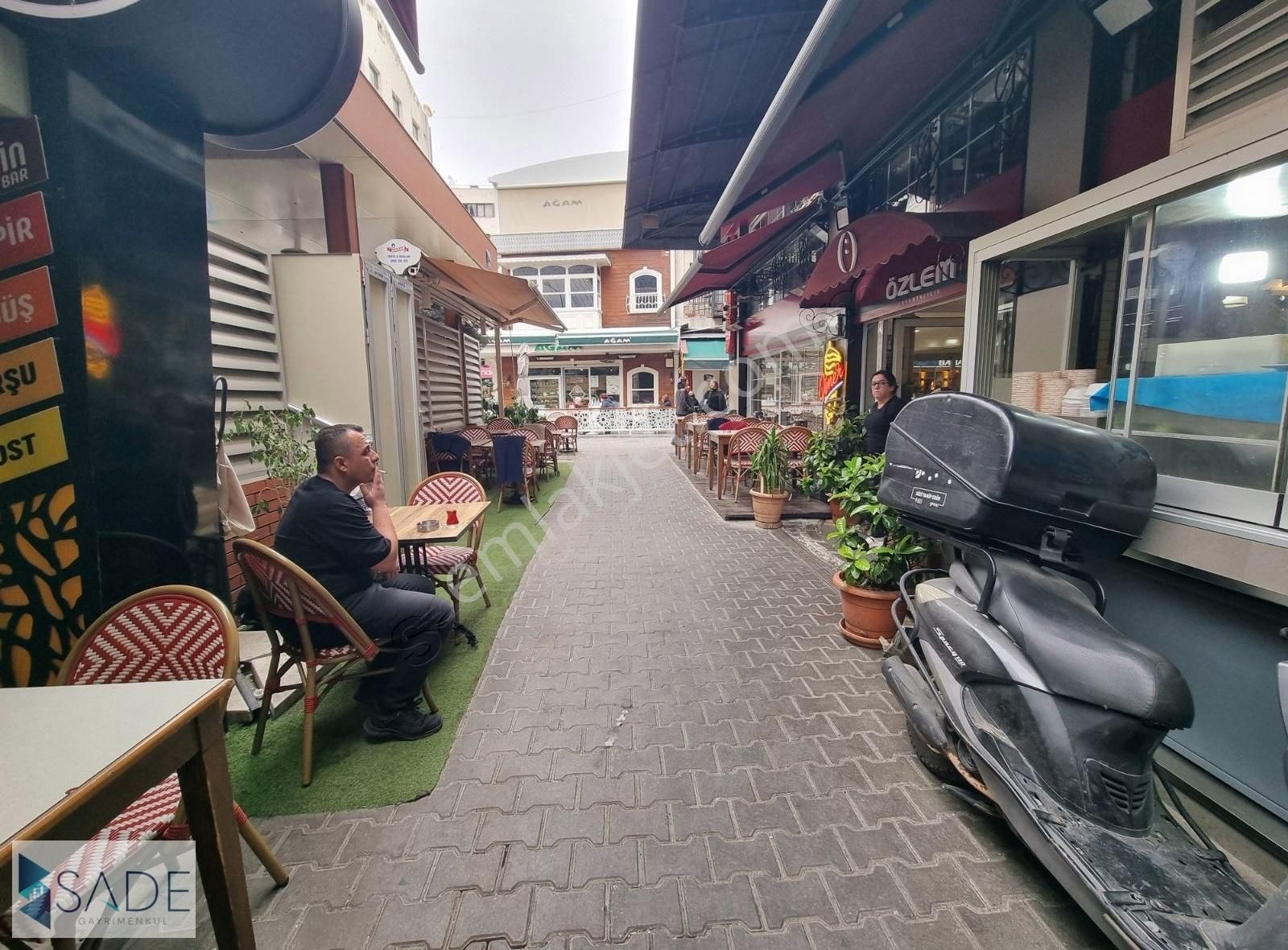 Sadeden Karşıyaka Çarşı'nın En İşlek Yerinde Butik İşletme
