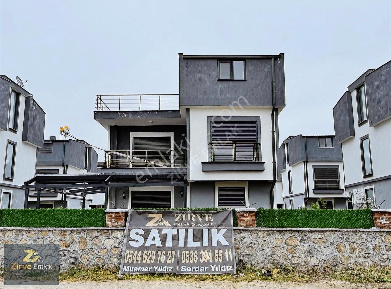 Salihleraltı Havuzlu Site İçerisinde Tam Müstakil 4+1 Villa