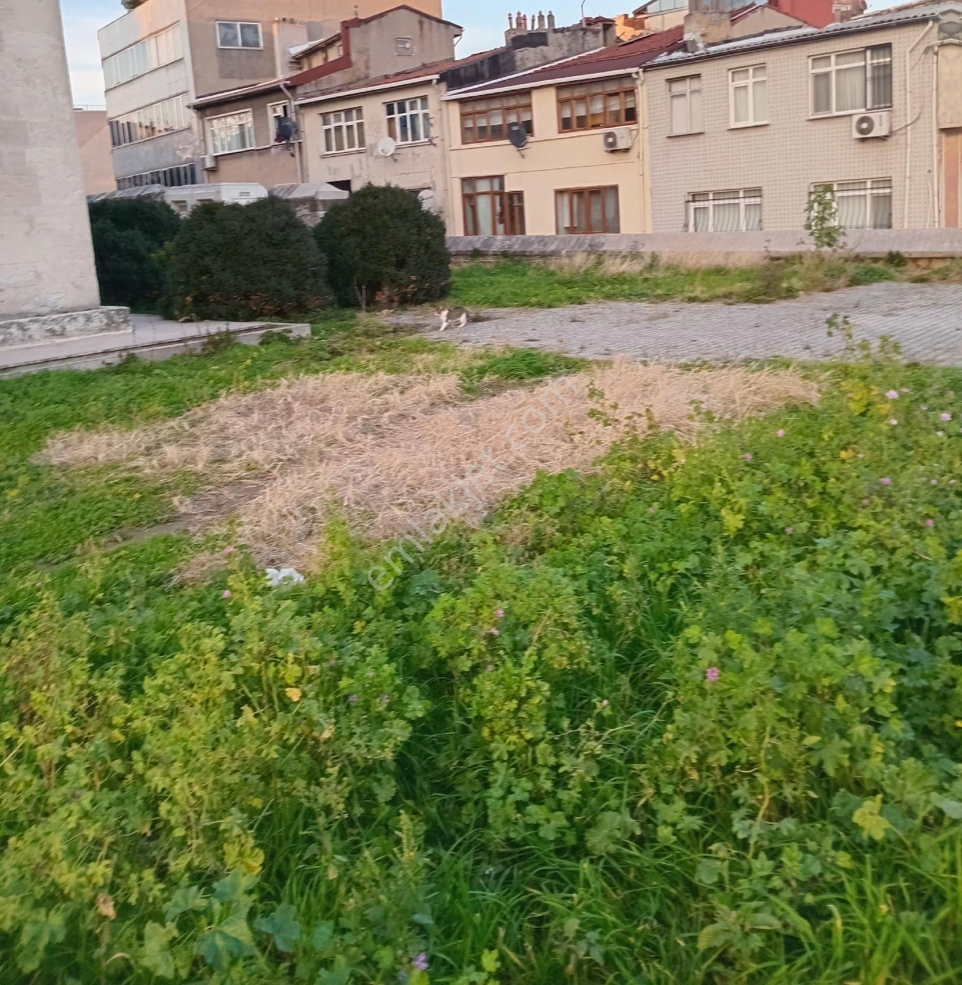İstanbul'un Merkezinde Geniş Arsalı Satılık Bina