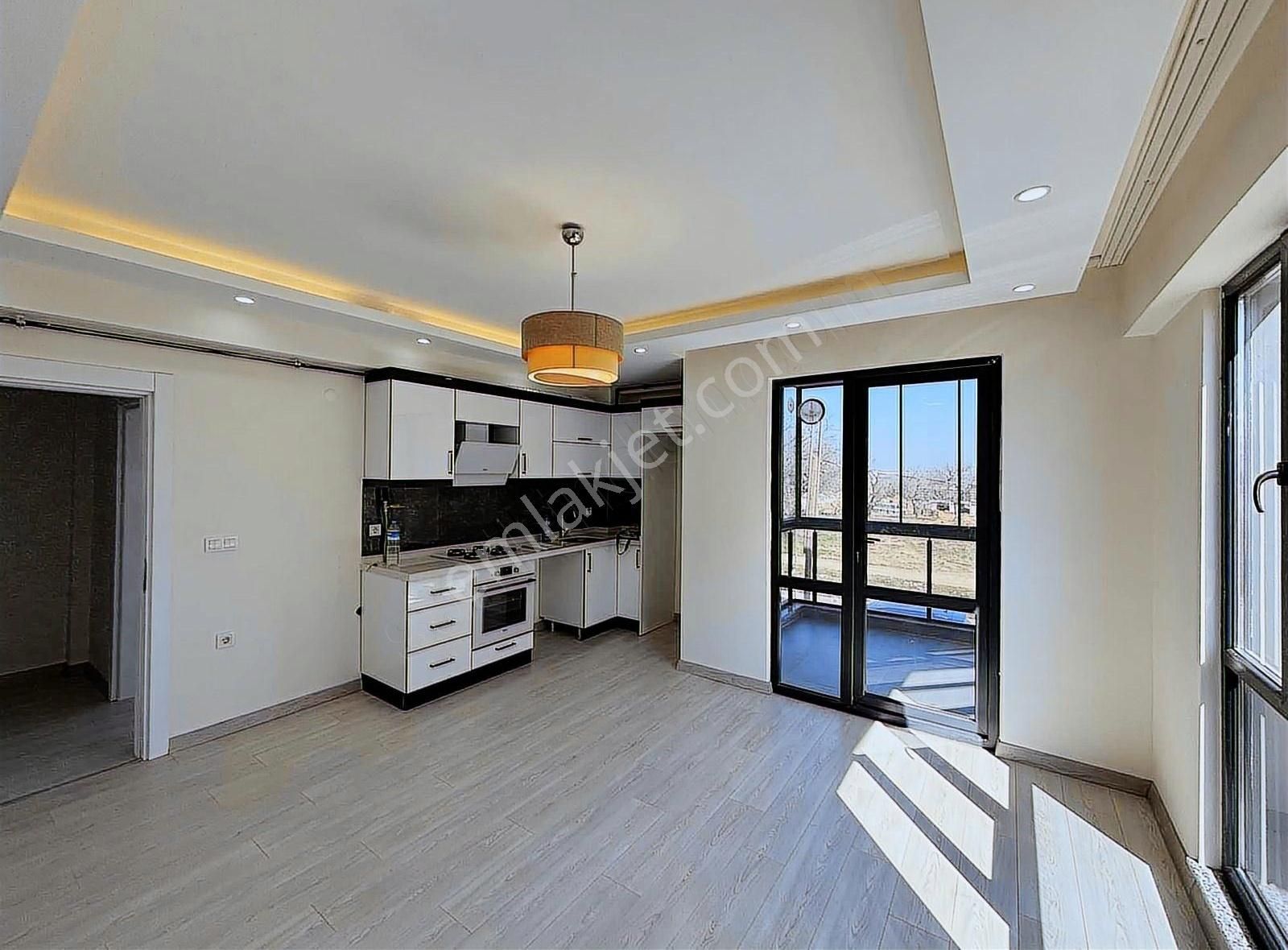 Emlaklarda 3 Katlı Sitede Arakat 55 M2 1+1 Ferah Daire