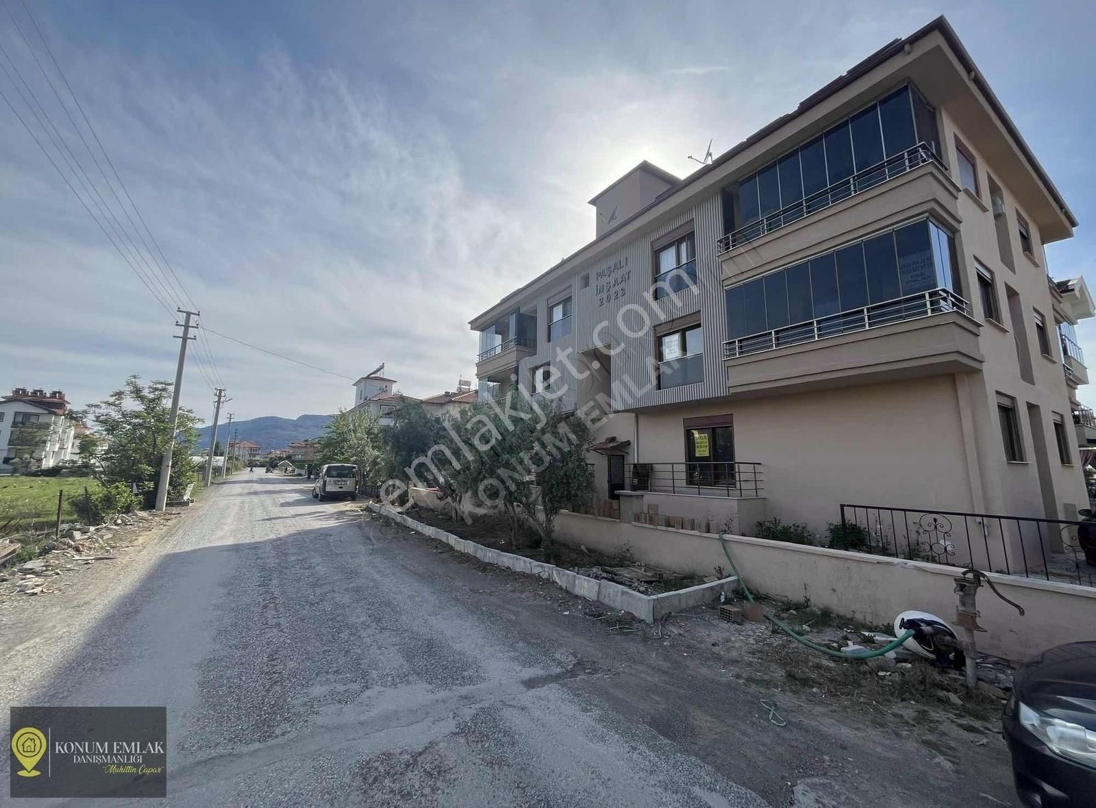Konum Emlakdan Satılık Eşyalı Panjurlu Cam Balkonlu 1+1 Daire