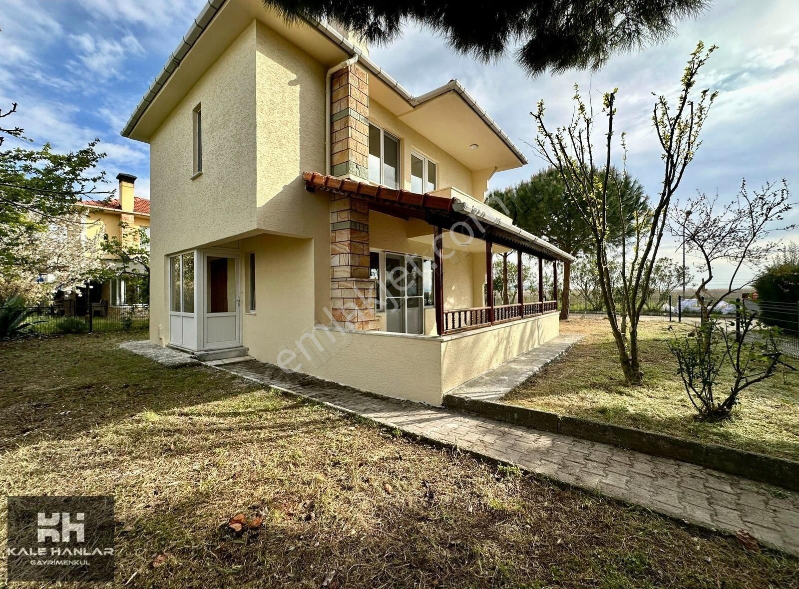 Kale Hanlar'dan Site İçinde Geniş Bahçeli Satılık Fırsat Villa