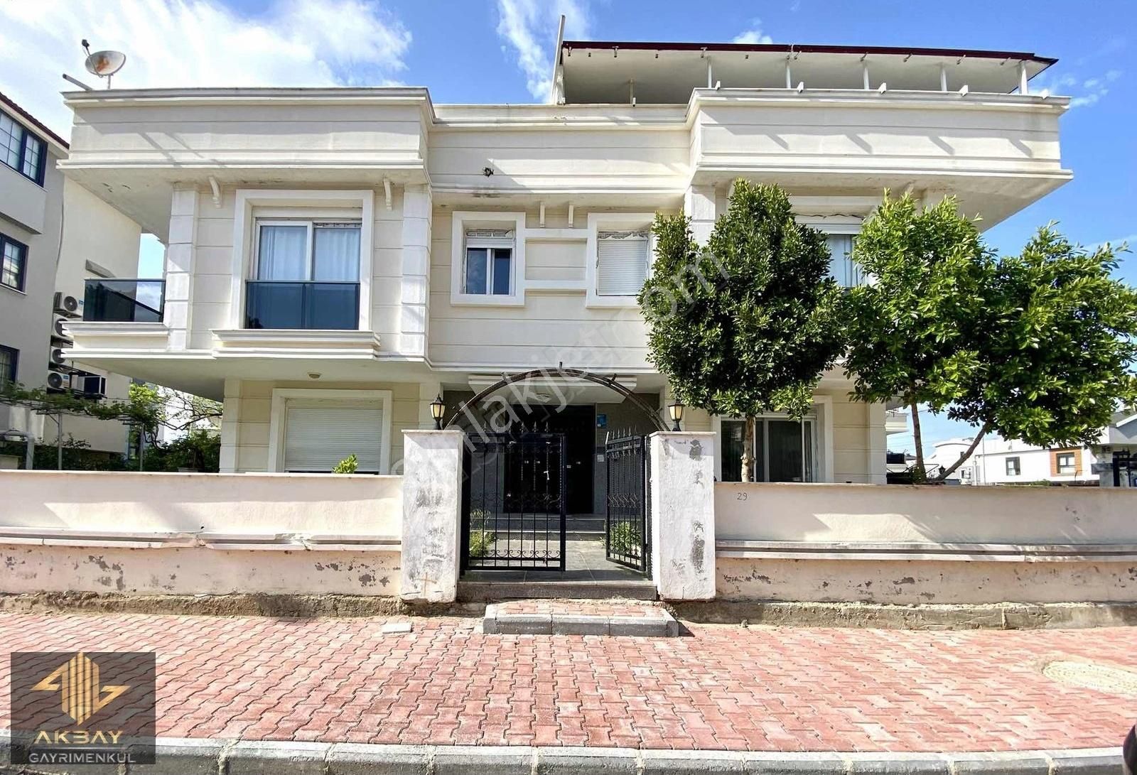 Güzeloba'da Turizm Caddesi Yanı Eşyalı Kiralık