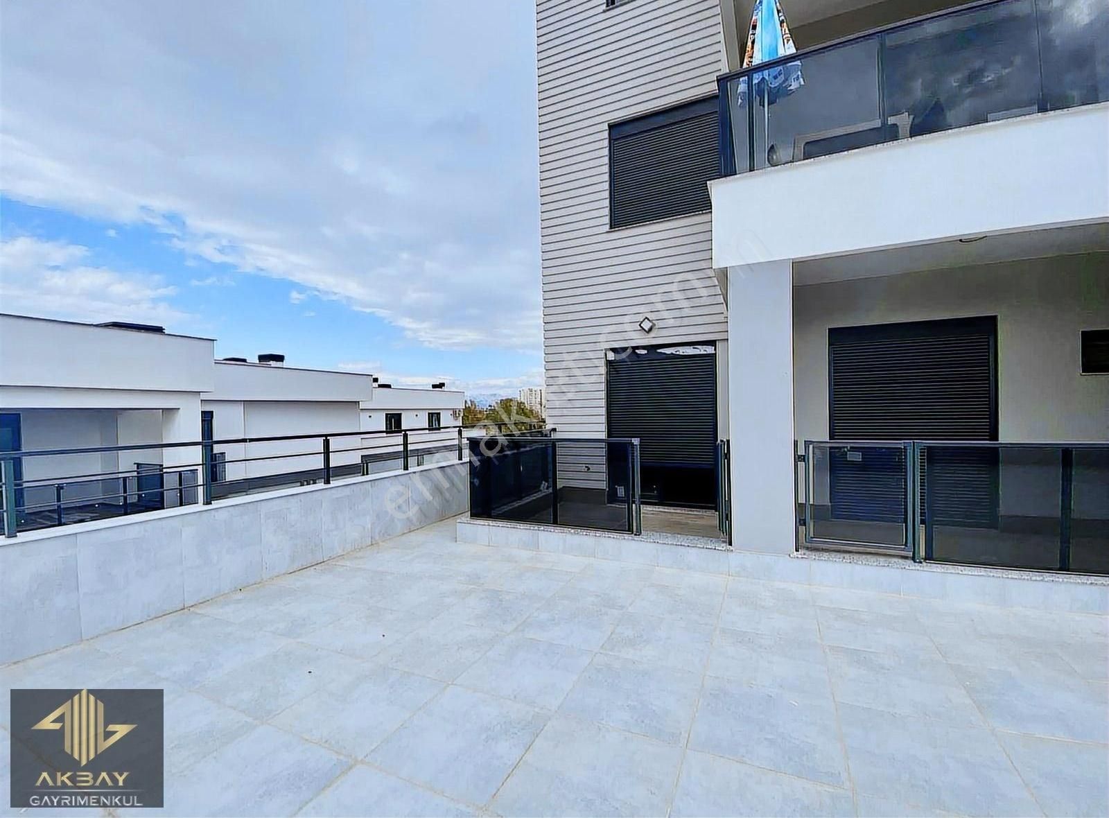 Cadde Üzeri Teras Kullanımı Olan İskanlı 2+1 Daire
