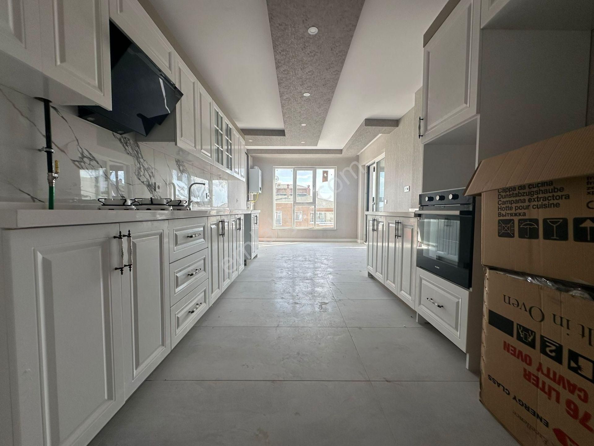 Pursaklar Mehmet Zengin Emlak'tan Teras Balkonlu Otoparklı Lüks Sitede 8.kat 4+1 Sıfır Daire