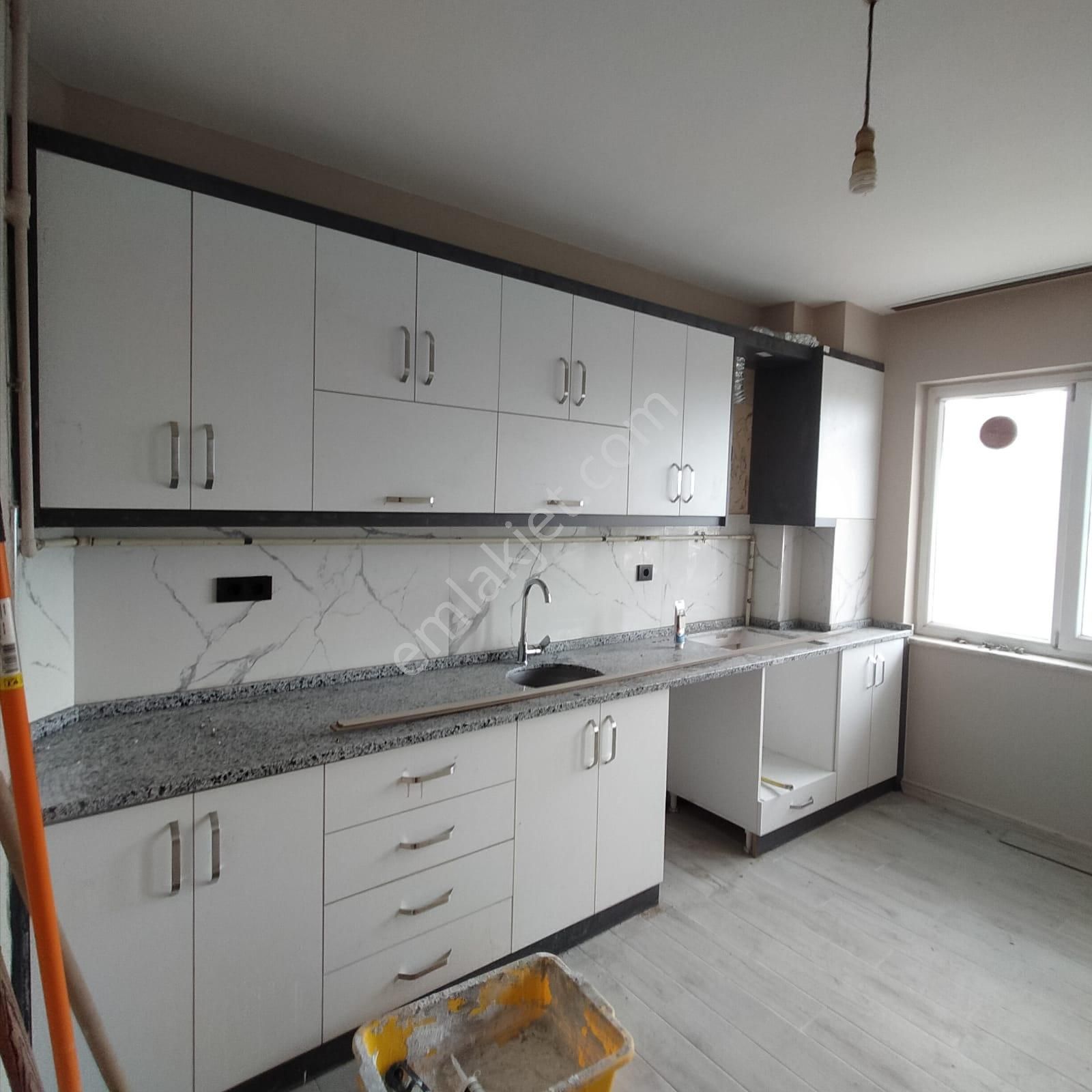 Ender Uysal Gayrimenkulden Bursa Caddesinde 3+1 İçi Yeni Tadilatlı Kiralık Daire..