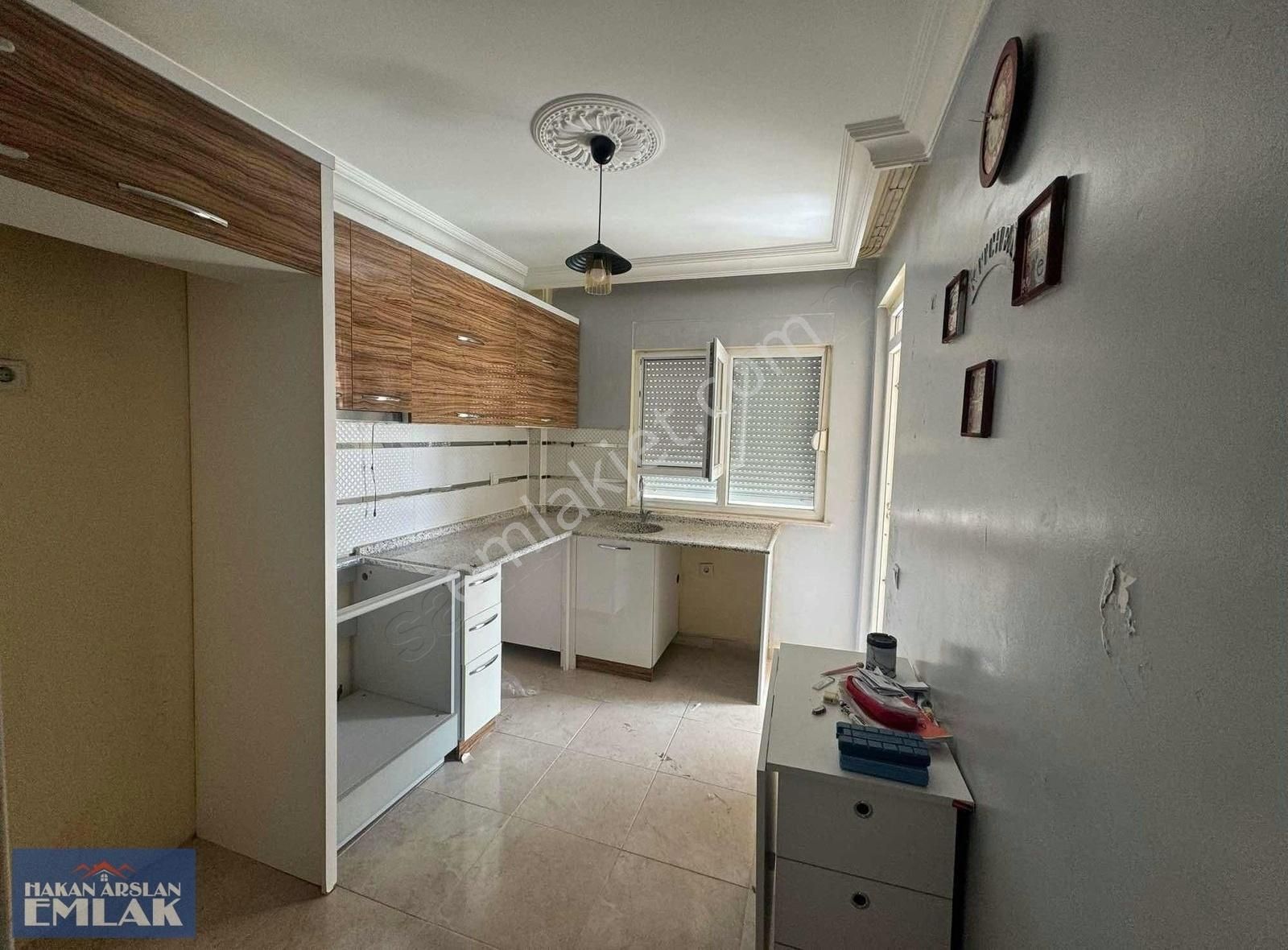 Karşıyaka Mah.2+1 Yıdırım Beyazıt Cadde Yakını Arakat Daire