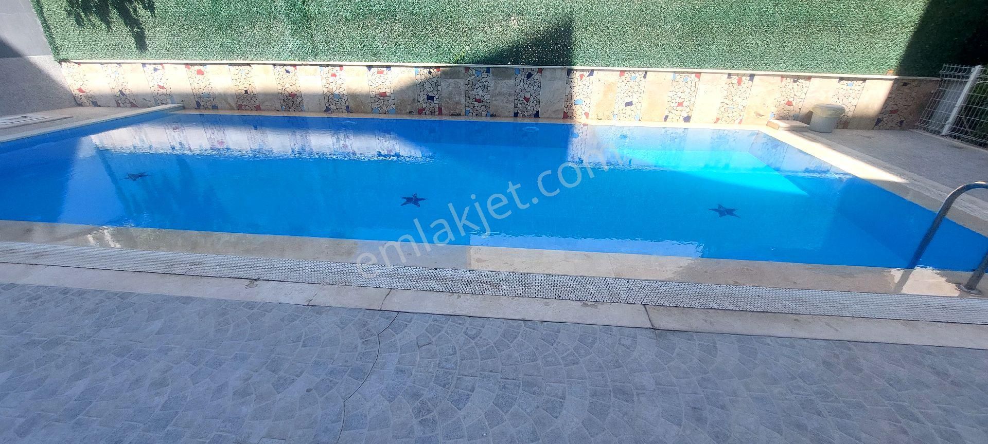 Kuşadasında Yeni Havuzlu Kapalı Otoparklı Site İçinde Kaloriferli Ebeveyn Banyolu Sıfır Daire - Görsel 35