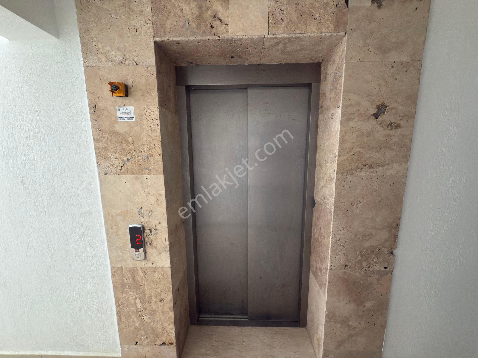 Kuşadasında Yeni Havuzlu Kapalı Otoparklı Site İçinde Kaloriferli Ebeveyn Banyolu Sıfır Daire - Görsel 8