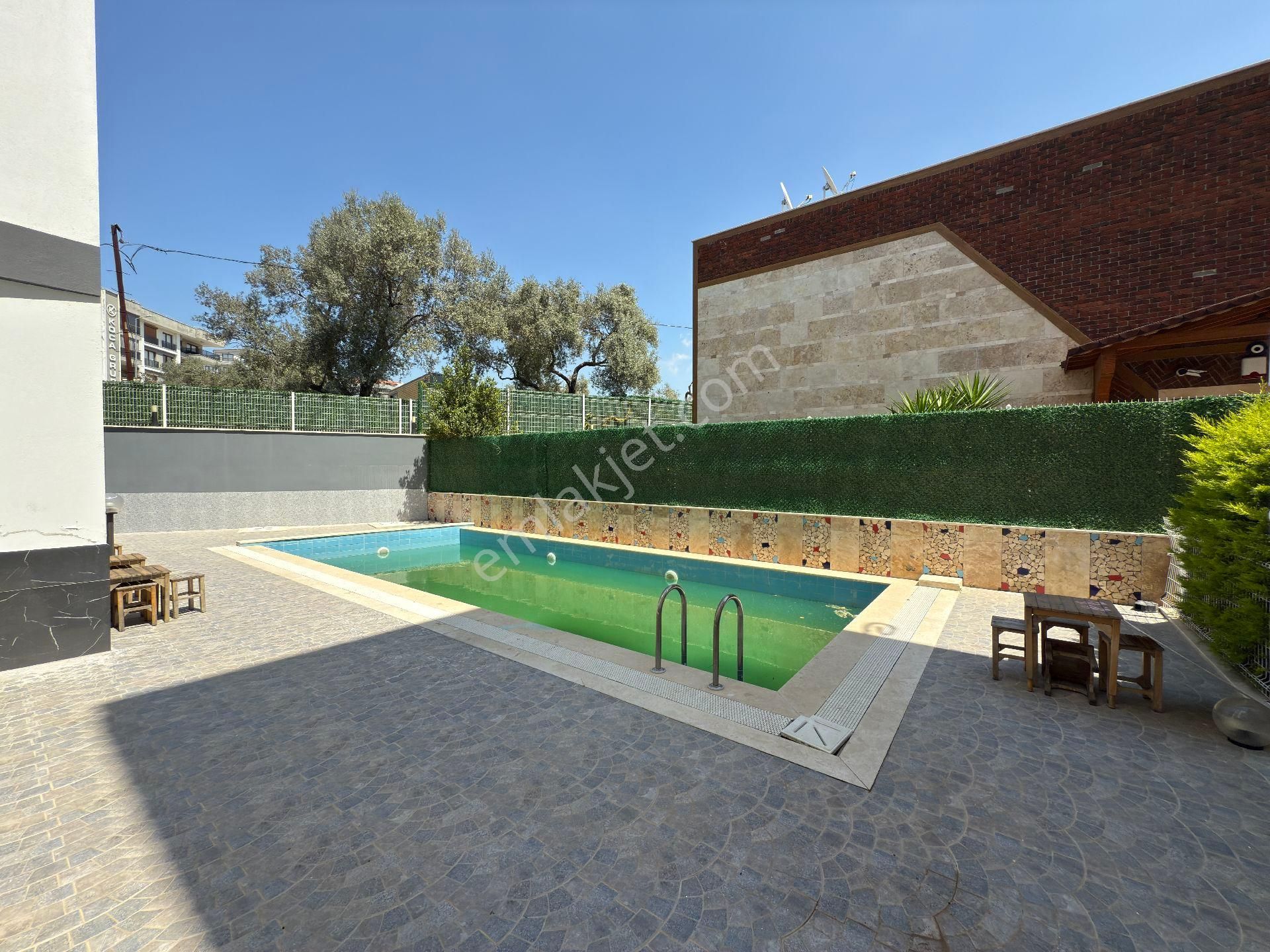 Kuşadasında Yeni Havuzlu Kapalı Otoparklı Site İçinde Kaloriferli Ebeveyn Banyolu Sıfır Daire - Görsel 26