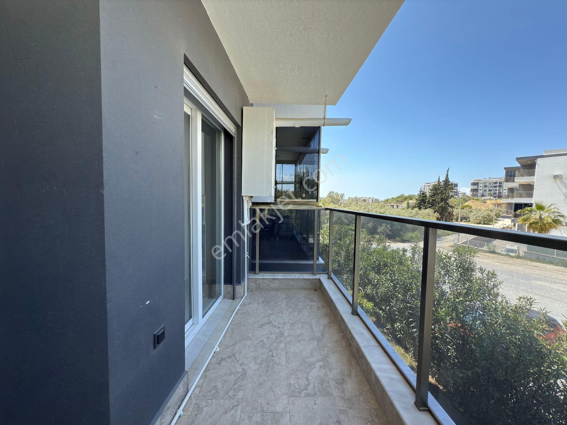 Kuşadasında Yeni Havuzlu Kapalı Otoparklı Site İçinde Kaloriferli Ebeveyn Banyolu Sıfır Daire - Görsel 23