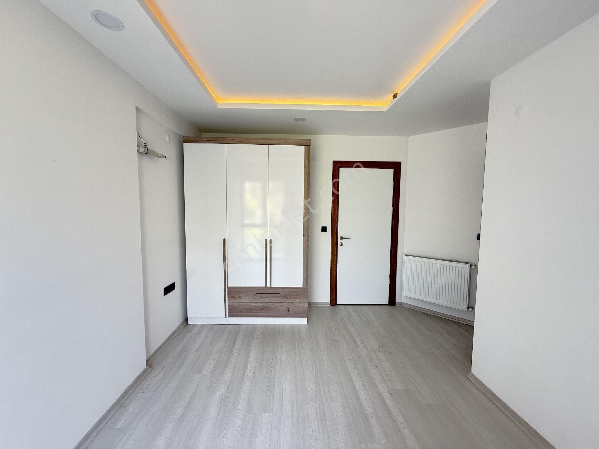 Kuşadasında Yeni Havuzlu Kapalı Otoparklı Site İçinde Kaloriferli Ebeveyn Banyolu Sıfır Daire - Görsel 28