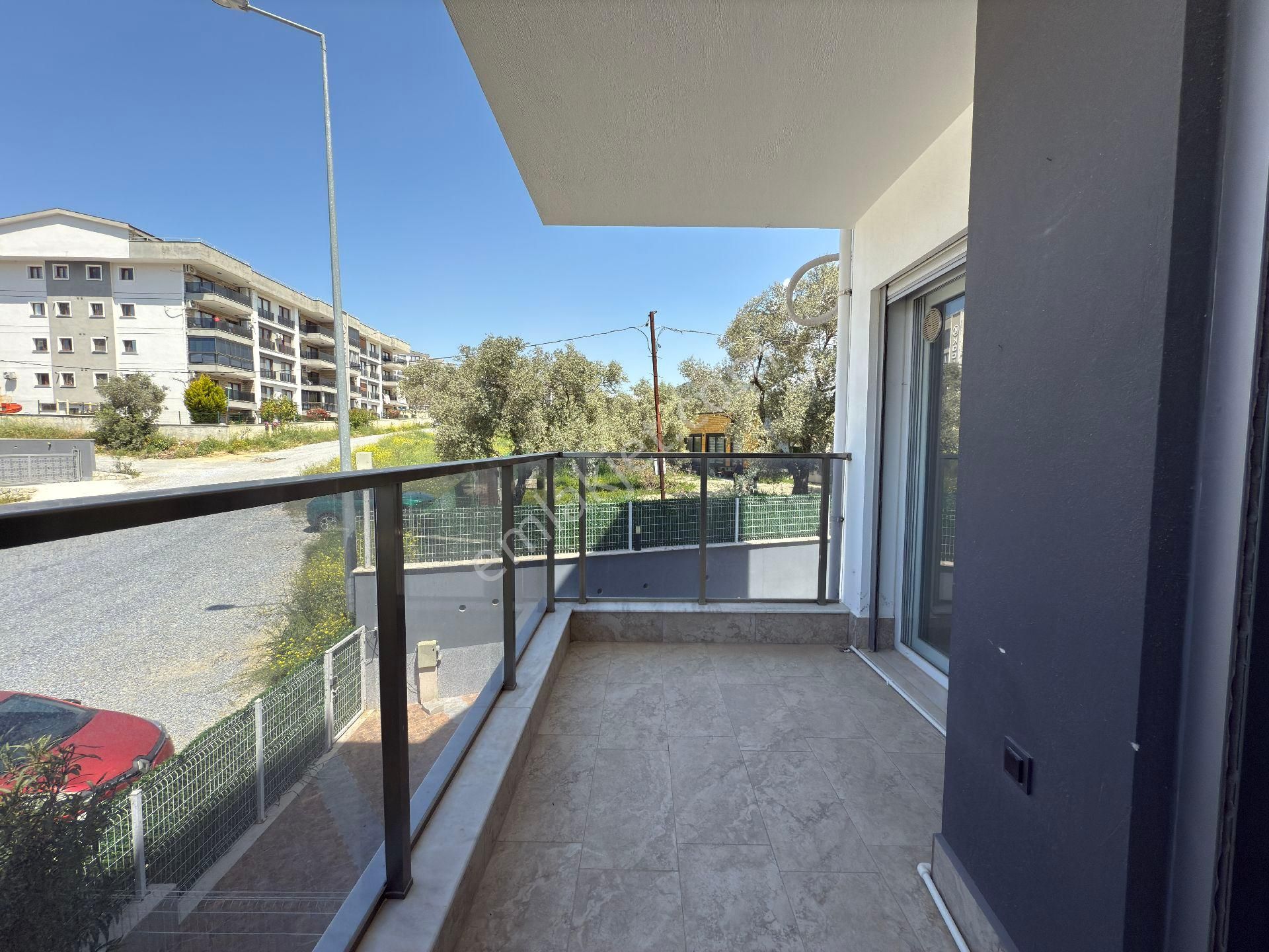 Kuşadasında Yeni Havuzlu Kapalı Otoparklı Site İçinde Kaloriferli Ebeveyn Banyolu Sıfır Daire - Görsel 24